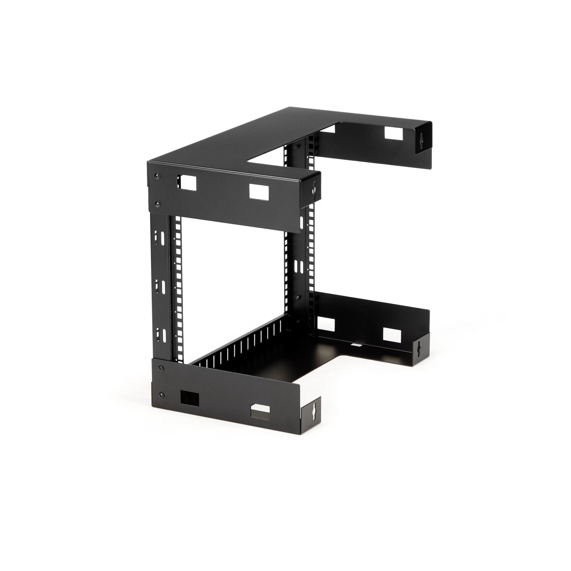 Soporte de rack de metal negro sobre fondo blanco. Tiene varios agujeros y ranuras para montar equipos.