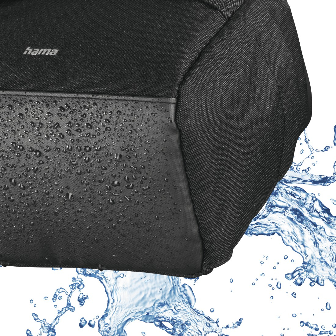 Nahaufnahme einer schwarzen Tasche mit Wassertropfen. Der Markenname 'hama' ist sichtbar. Wasserspritzer im Hintergrund.