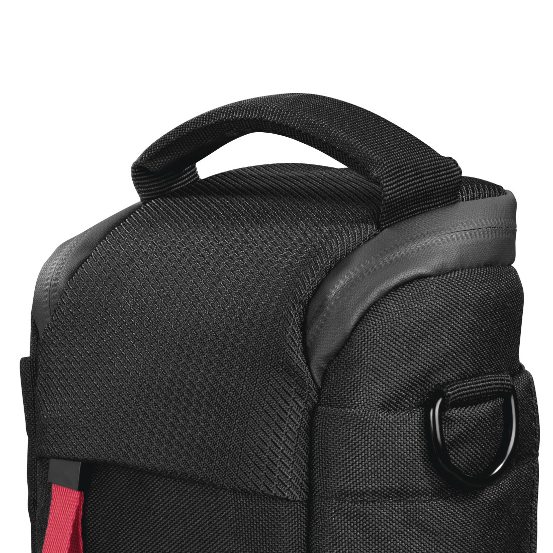 Nahaufnahme einer schwarzen Kameratasche mit Griff. Ein roter Riemen ist sichtbar. Die Tasche befindet sich auf weißem Hintergrund.