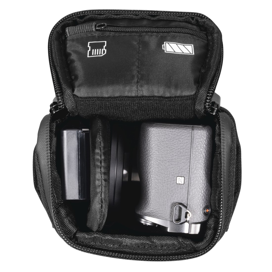 Geöffnete schwarze Kameratasche mit Kamera, Objektiv und Akku. Die Tasche hat einen Reißverschluss, sowie Speicherkarten- und Akku-Symbole.