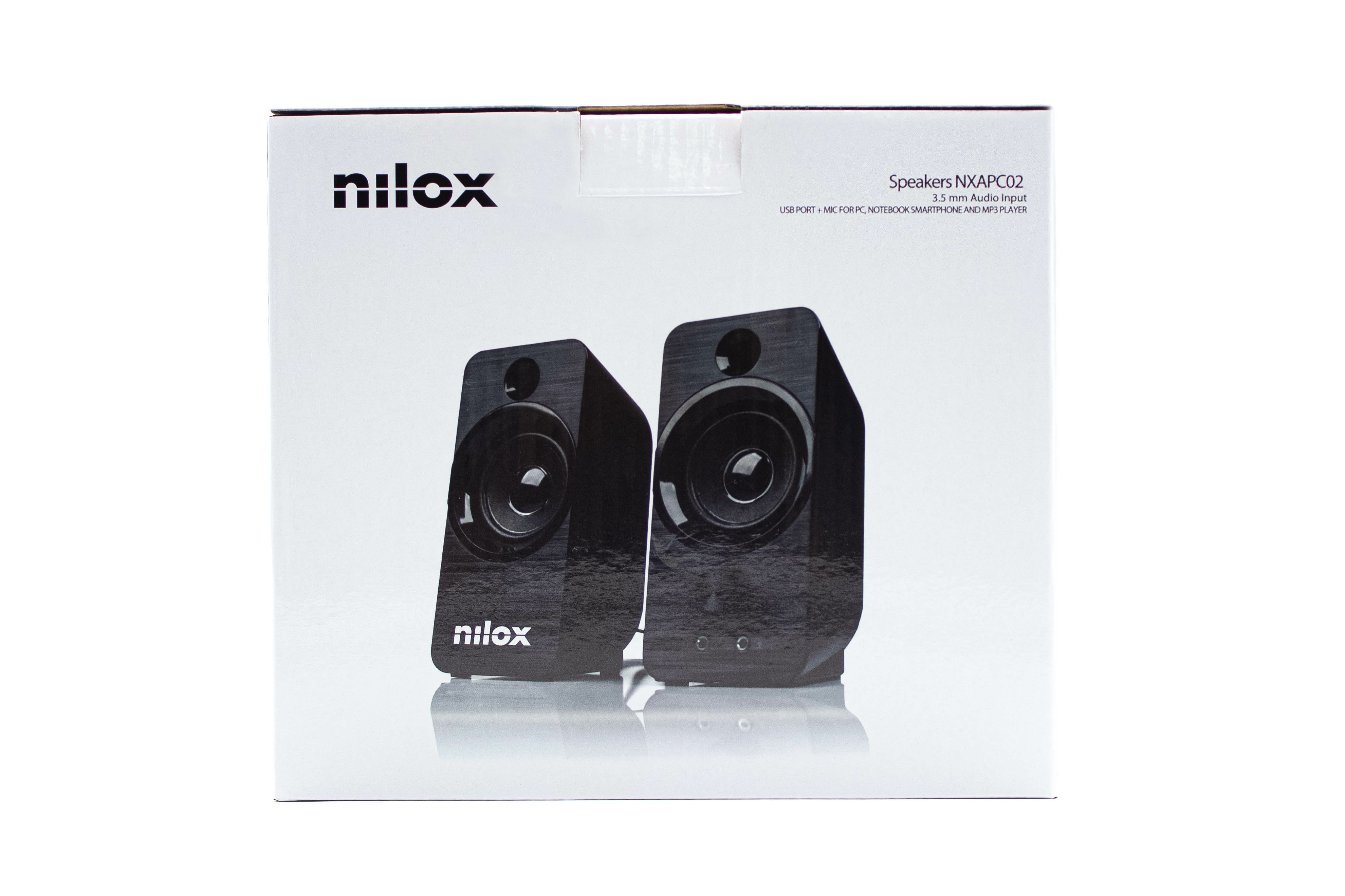 La imagen muestra una caja de altavoces nilox negros. La caja es blanca con texto negro y se ven los altavoces.