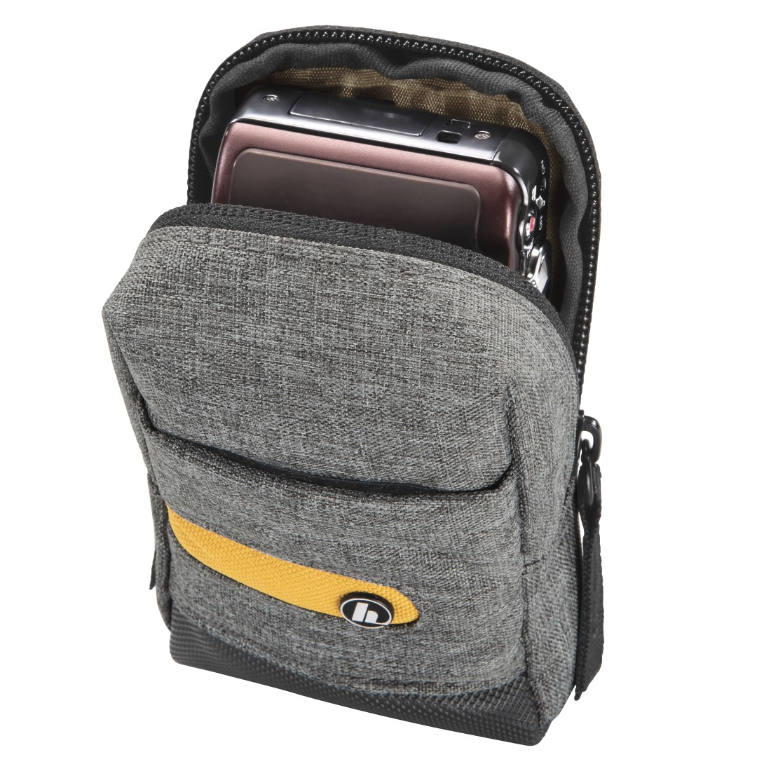 Eine graue Kameratasche mit gelbem Streifen und einer Kamera darin. Die Tasche ist geöffnet, die Kamera ist sichtbar.