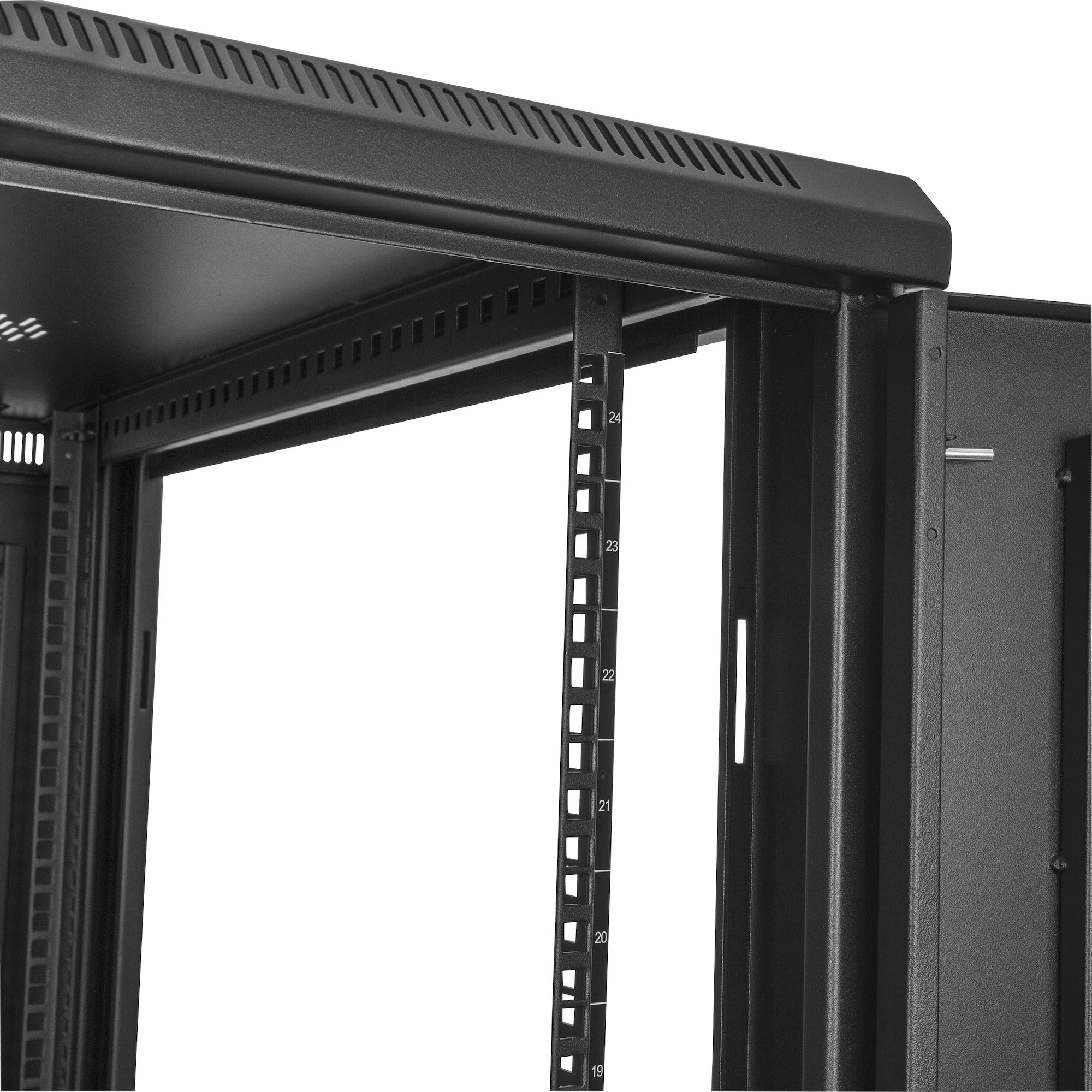 Primer plano de un rack de servidor negro con rieles verticales numerados y una puerta abierta.