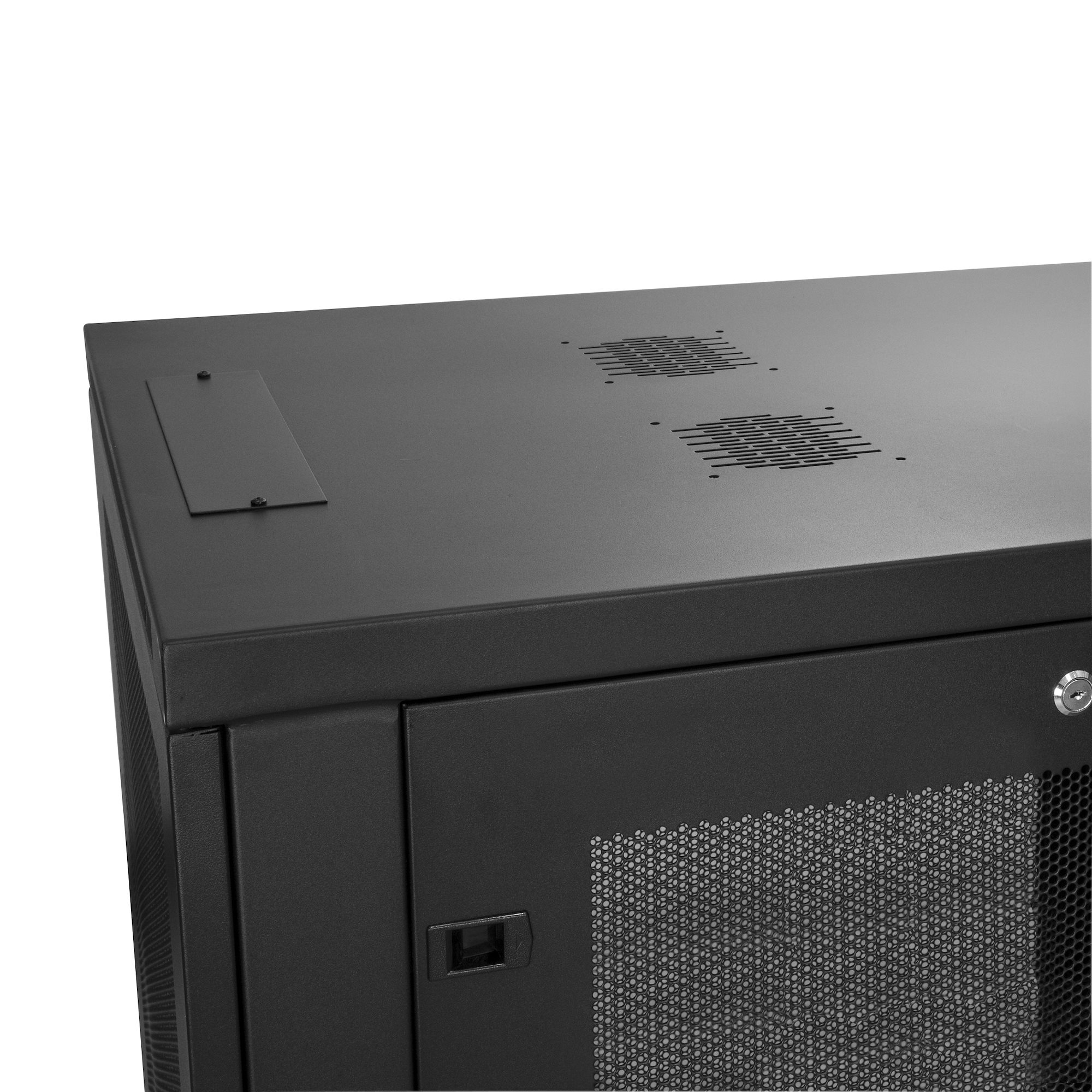 Detalle de un rack de servidor negro. La parte superior tiene ventilación y una placa. La puerta tiene malla.