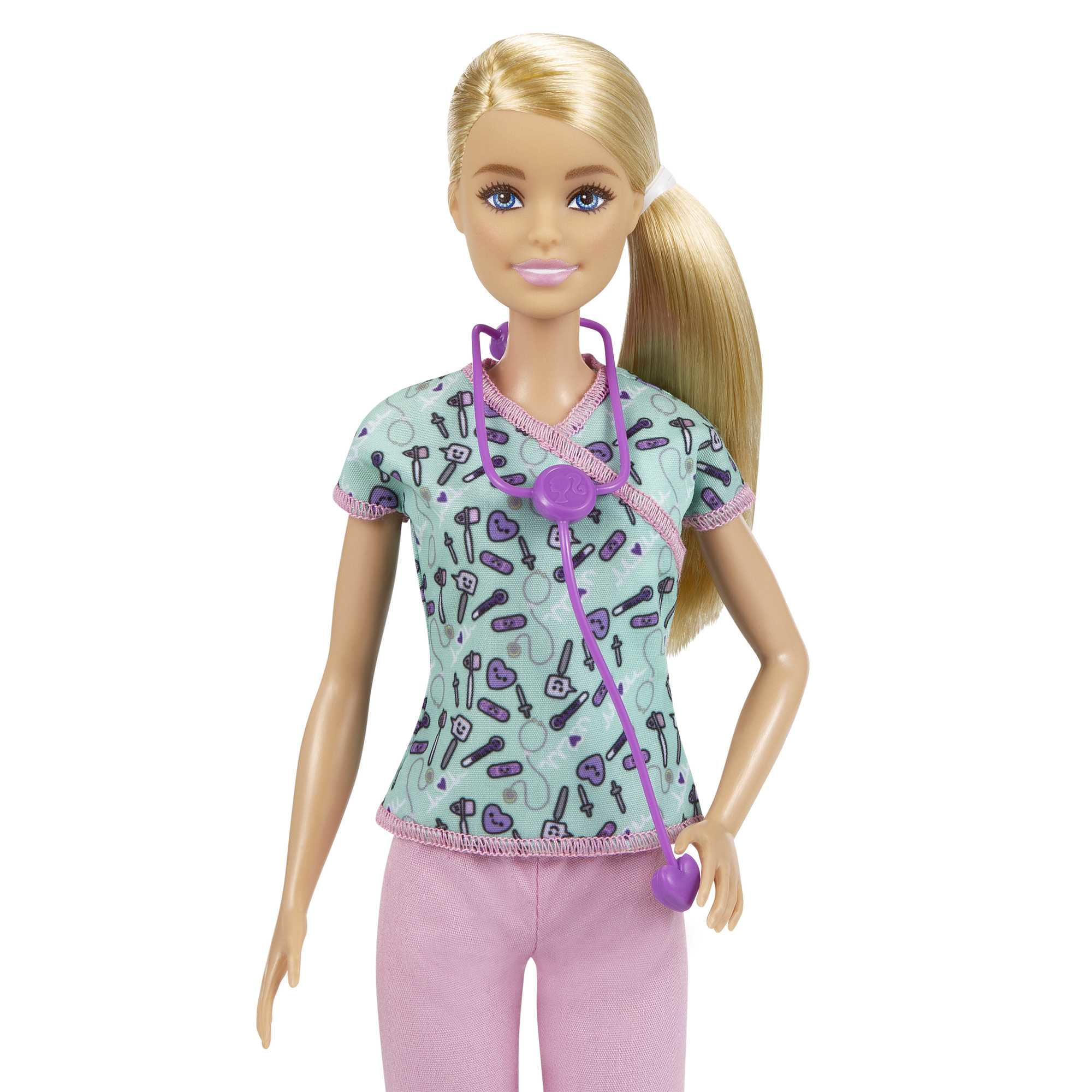 Eine Barbie-Puppe in OP-Kleidung, Stethoskop um den Hals. Blondes Haar im Pferdeschwanz. Rosa Hose und ein tealfarbenes Oberteil.