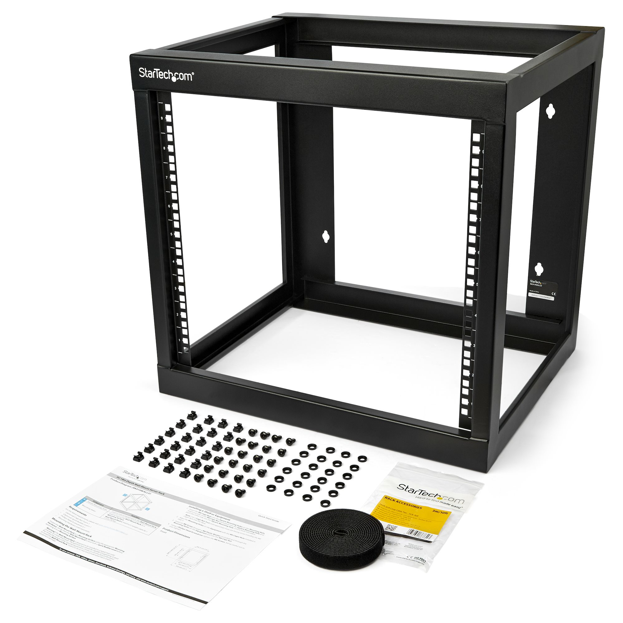 Schwarzes Server-Rack mit Zubehör, Schrauben, Unterlegscheiben, Kabelbindern und einer Anleitung auf weißem Grund.