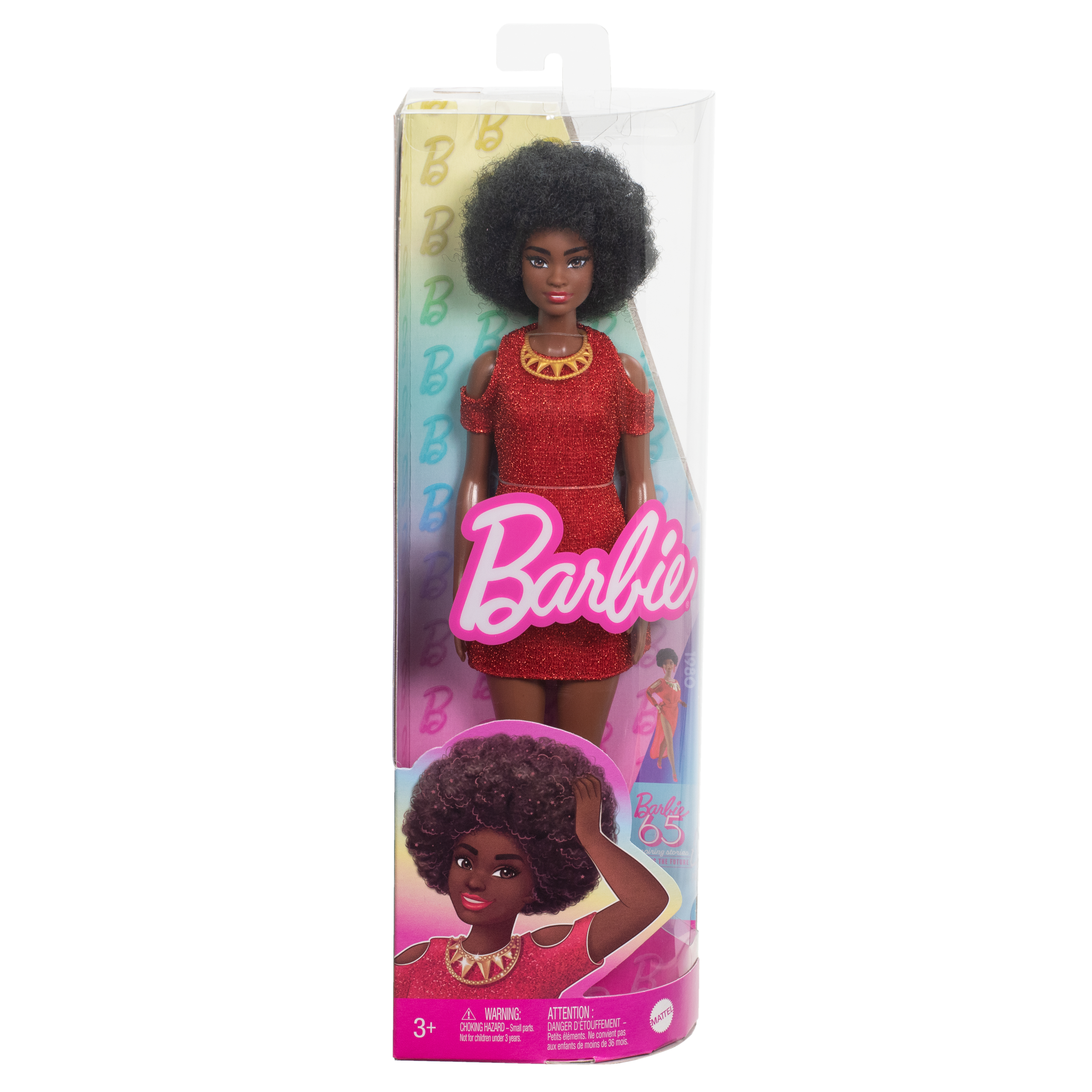 Lalka Barbie w czerwonej sukience i afro włosach w pudełku. Opakowanie ma logo Barbie i etykietę ostrzegawczą.