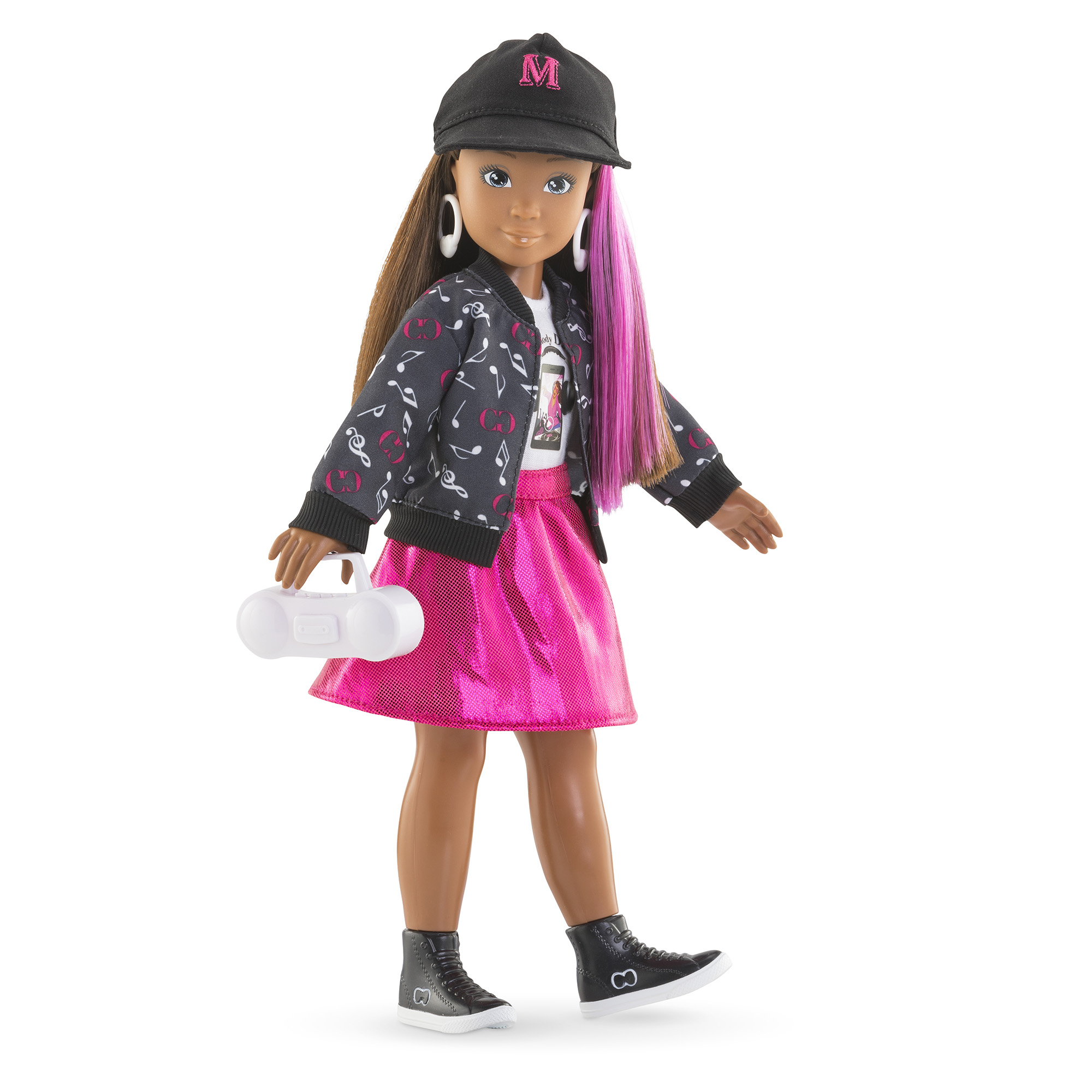Eine Puppe mit Mütze, Jacke und rosa Rock, die eine weiße Boombox hält. Die Puppe hat rosa und braunes Haar.