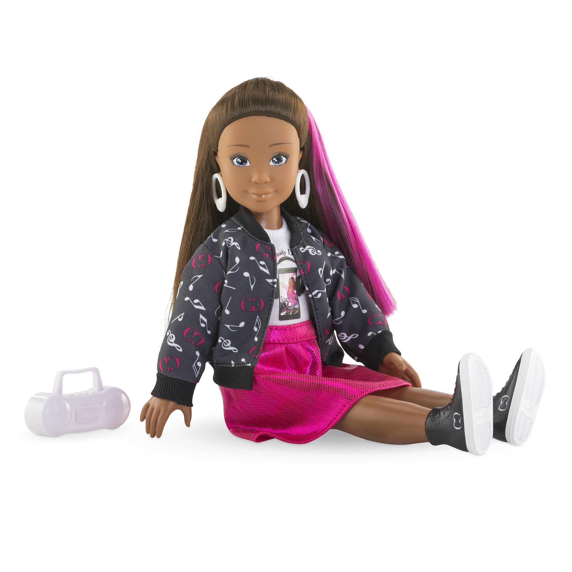 Eine Puppe mit Jacke, Rock und Turnschuhen, mit einer Boombox. Die Puppe hat pinkfarbene Strähnen und Reifenohrringe.