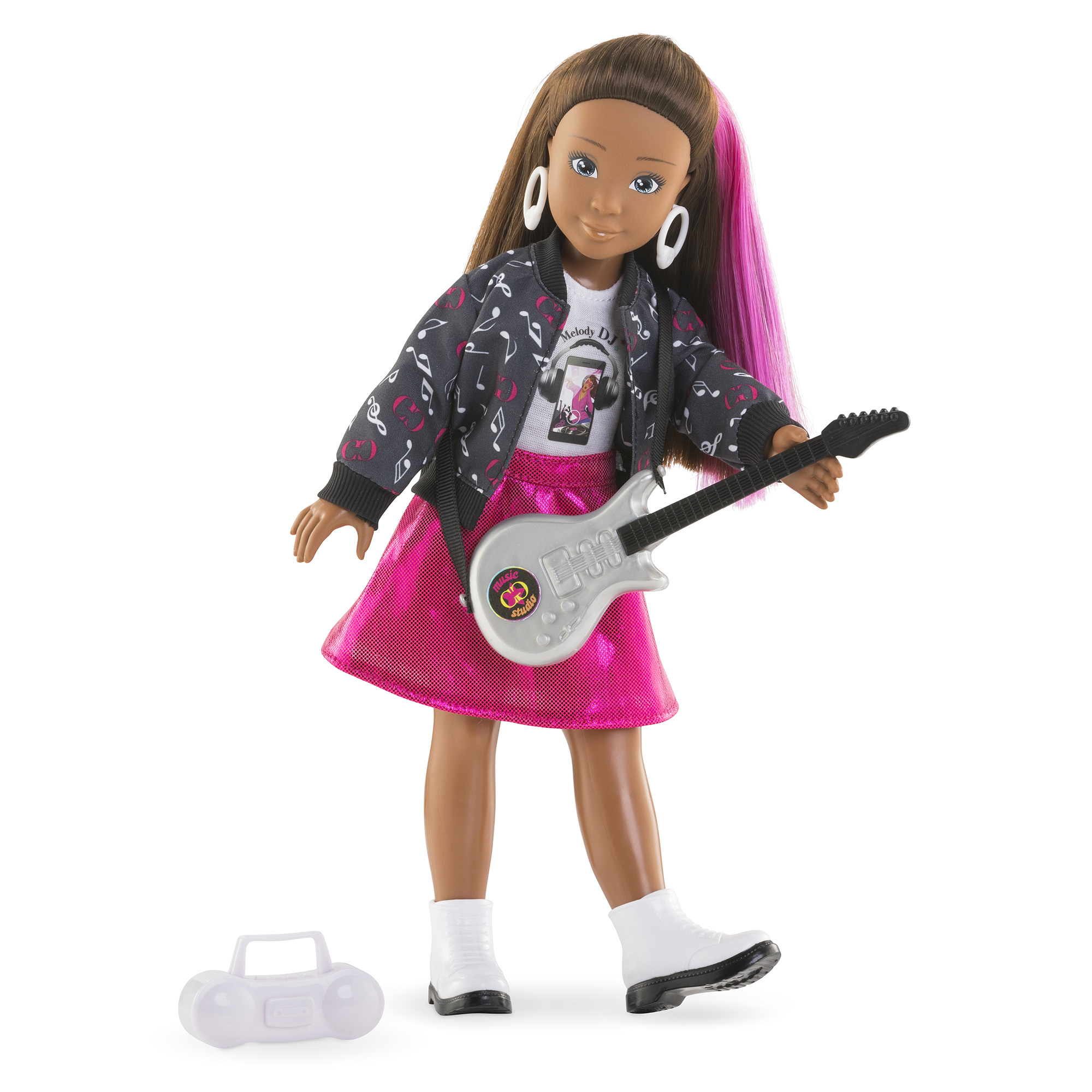 Eine Puppe mit braunen Haaren und rosa Strähnchen, die eine Jacke, einen Rock und Stiefel trägt und eine Gitarre hält.