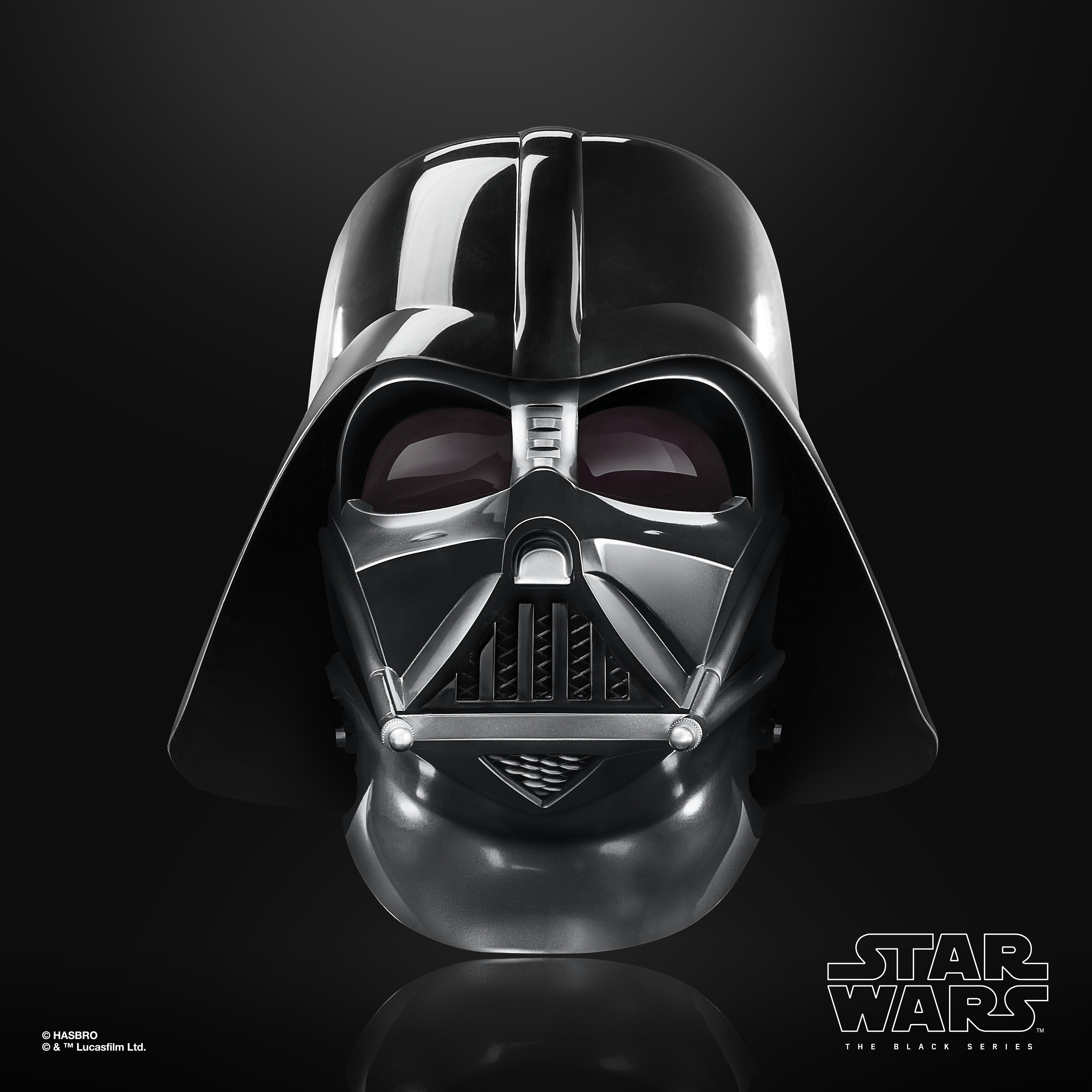 Elmetto di Darth Vader, nero e lucido. Logo di Star Wars in basso a destra. Loghi Hasbro e Lucasfilm a sinistra.
