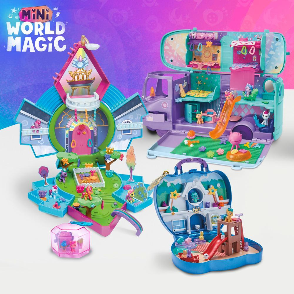 La imagen muestra múltiples sets de juego Mini World Magic, incluyendo una casa, un vehículo y un set de juego en forma de maleta, todos con detalles coloridos.