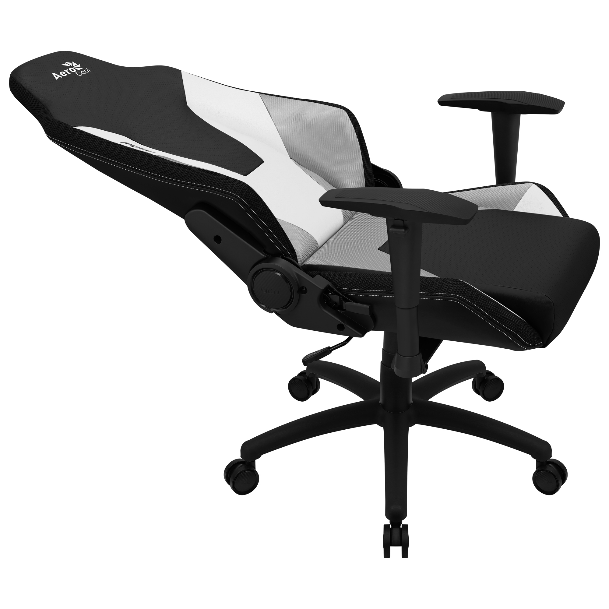 Krzesło gamingowe AeroCool. Czarno-biały design z podłokietnikami, pięcioramienną podstawą i kółkami. Na białym tle.