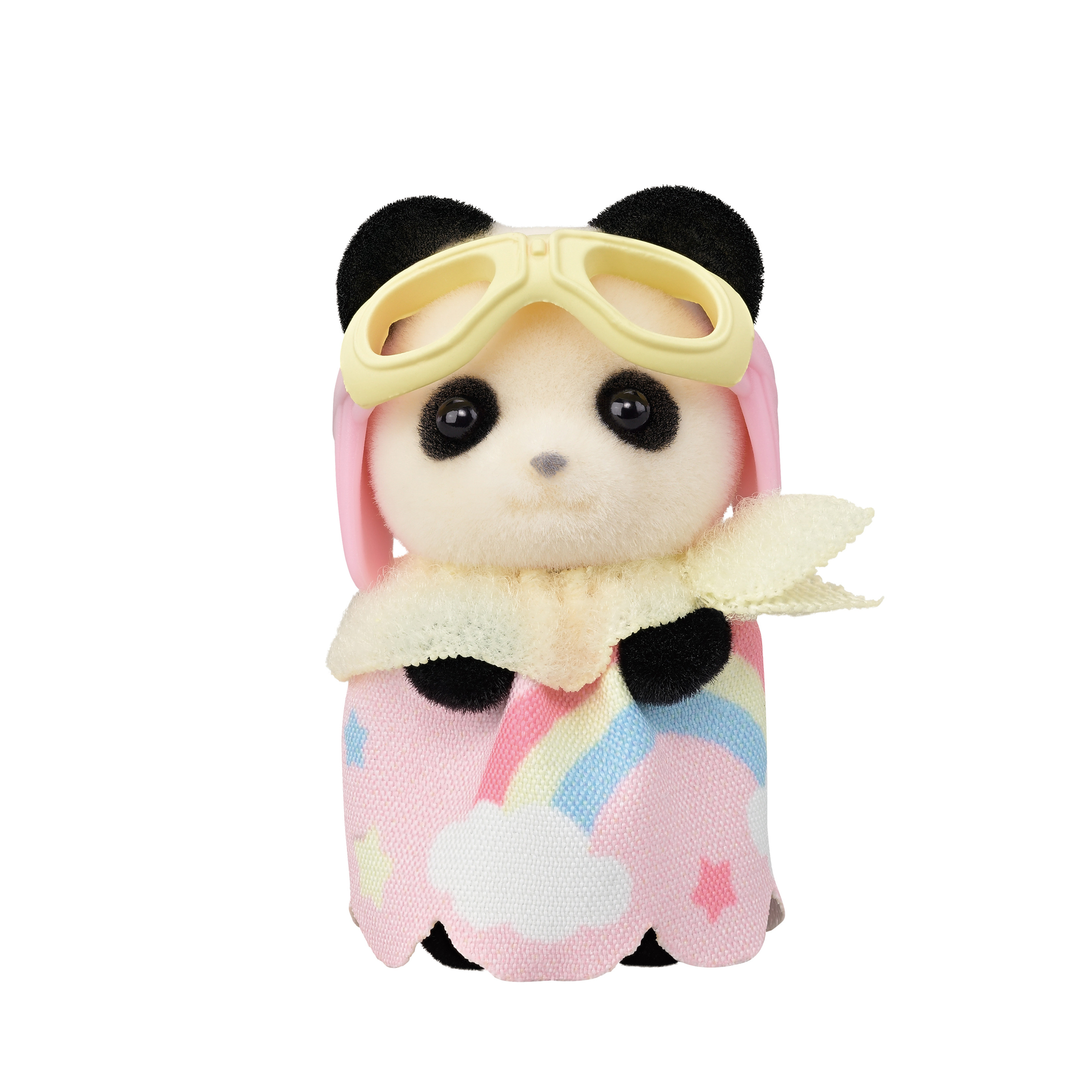 Un juguete de panda con gafas, bufanda y una capa rosa con patrones de arcoíris y estrellas, sobre fondo blanco.
