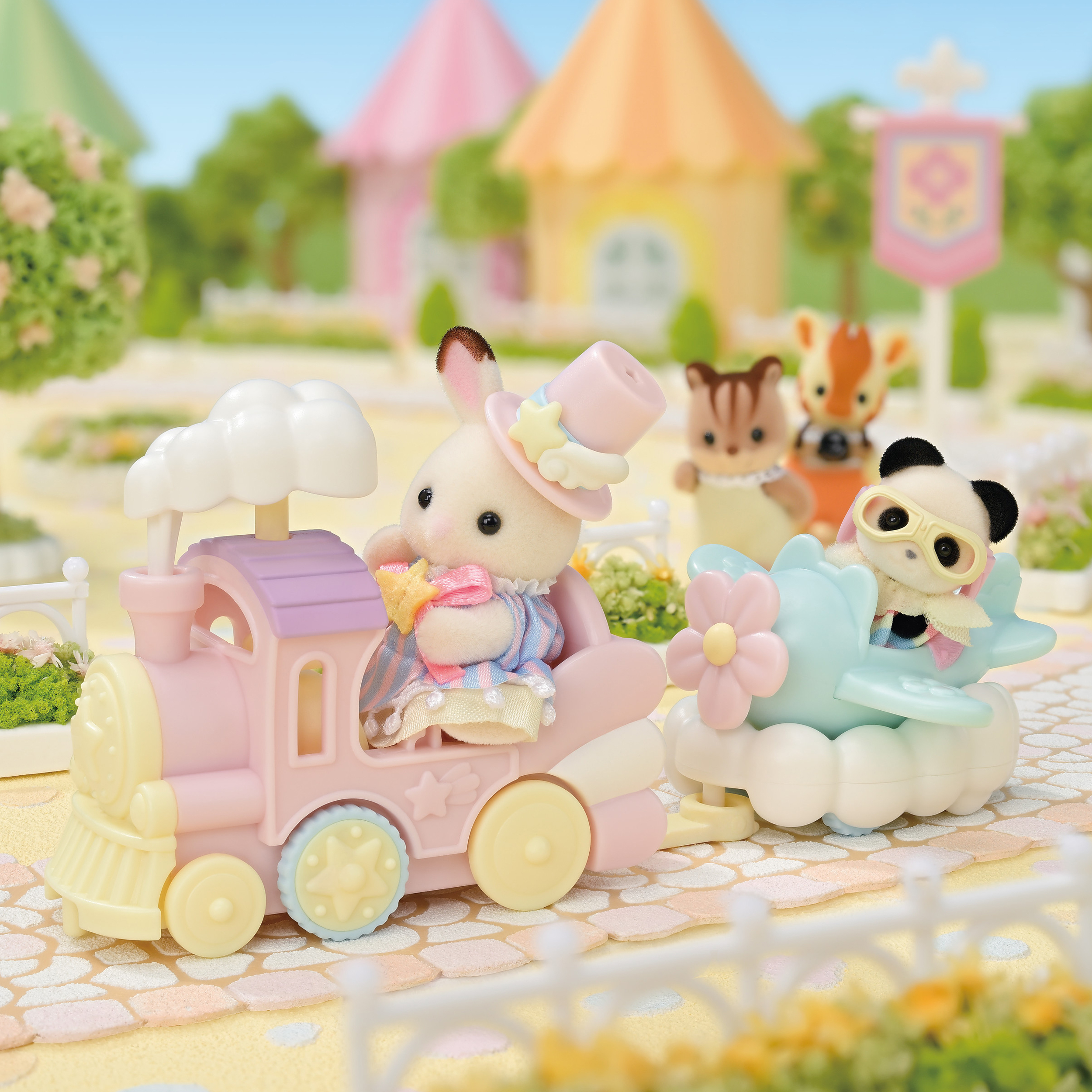 Un tren y un avión de juguete con figuras de animales. Un conejo en el tren, un panda en el avión y dos animales más al fondo.