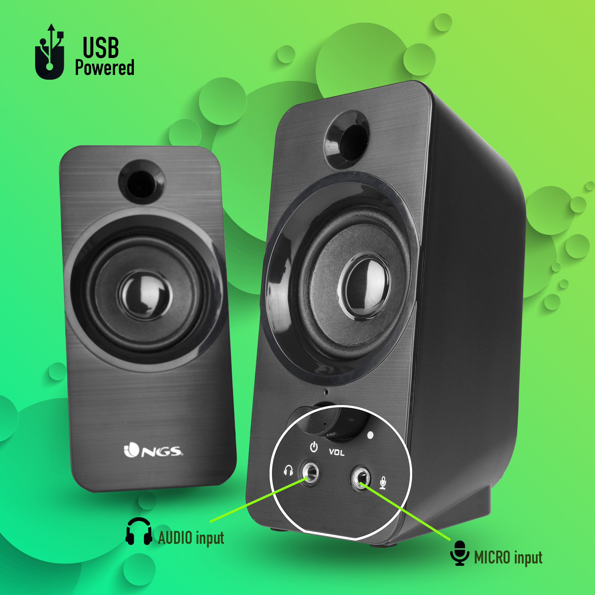 Dos altavoces negros con entradas de audio y micro. Fondo verde con texto USB powered. Los altavoces tienen control de volumen.