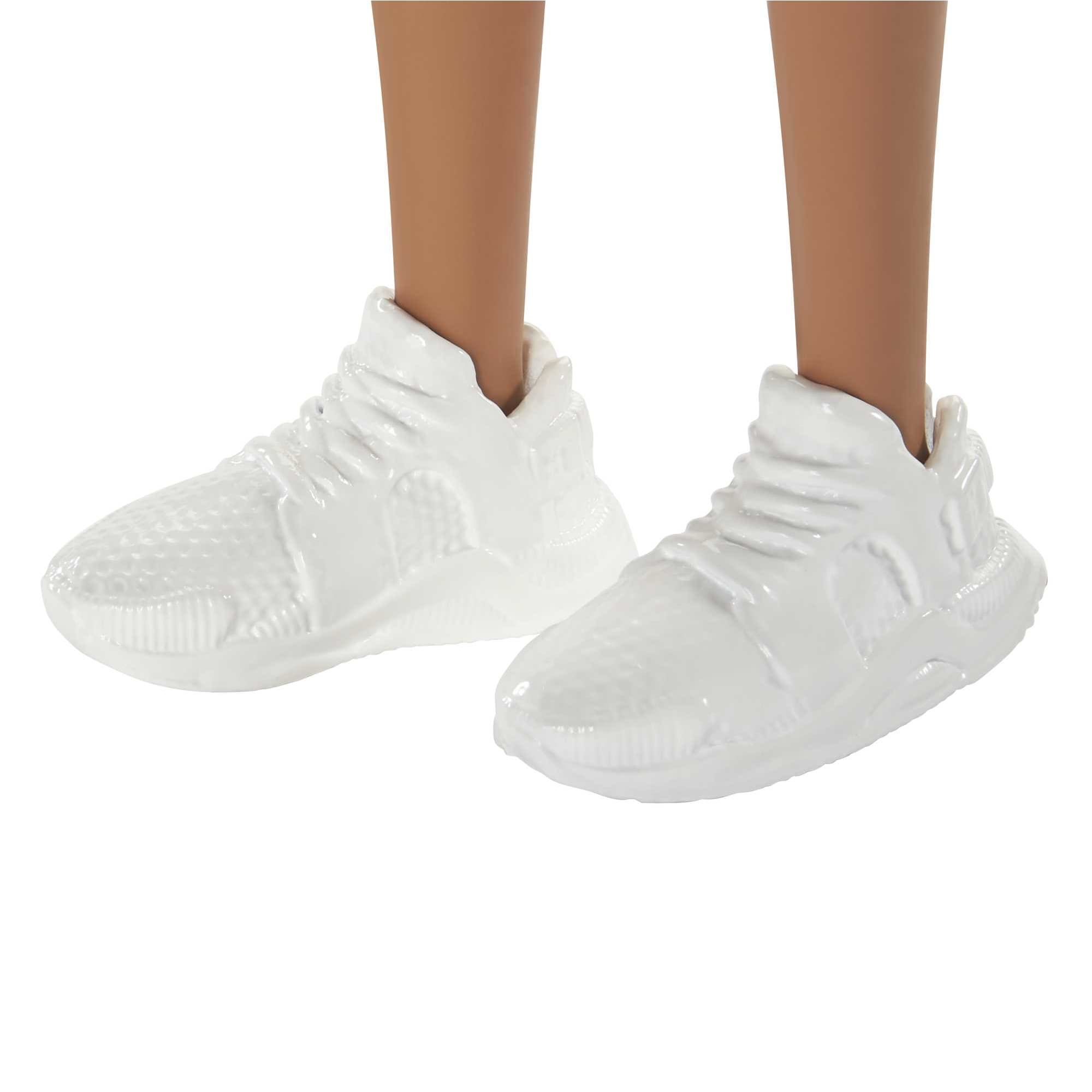 Zwei Beine mit weißen Turnschuhen. Die Turnschuhe sind detailliert und modern, vor weißem Hintergrund.