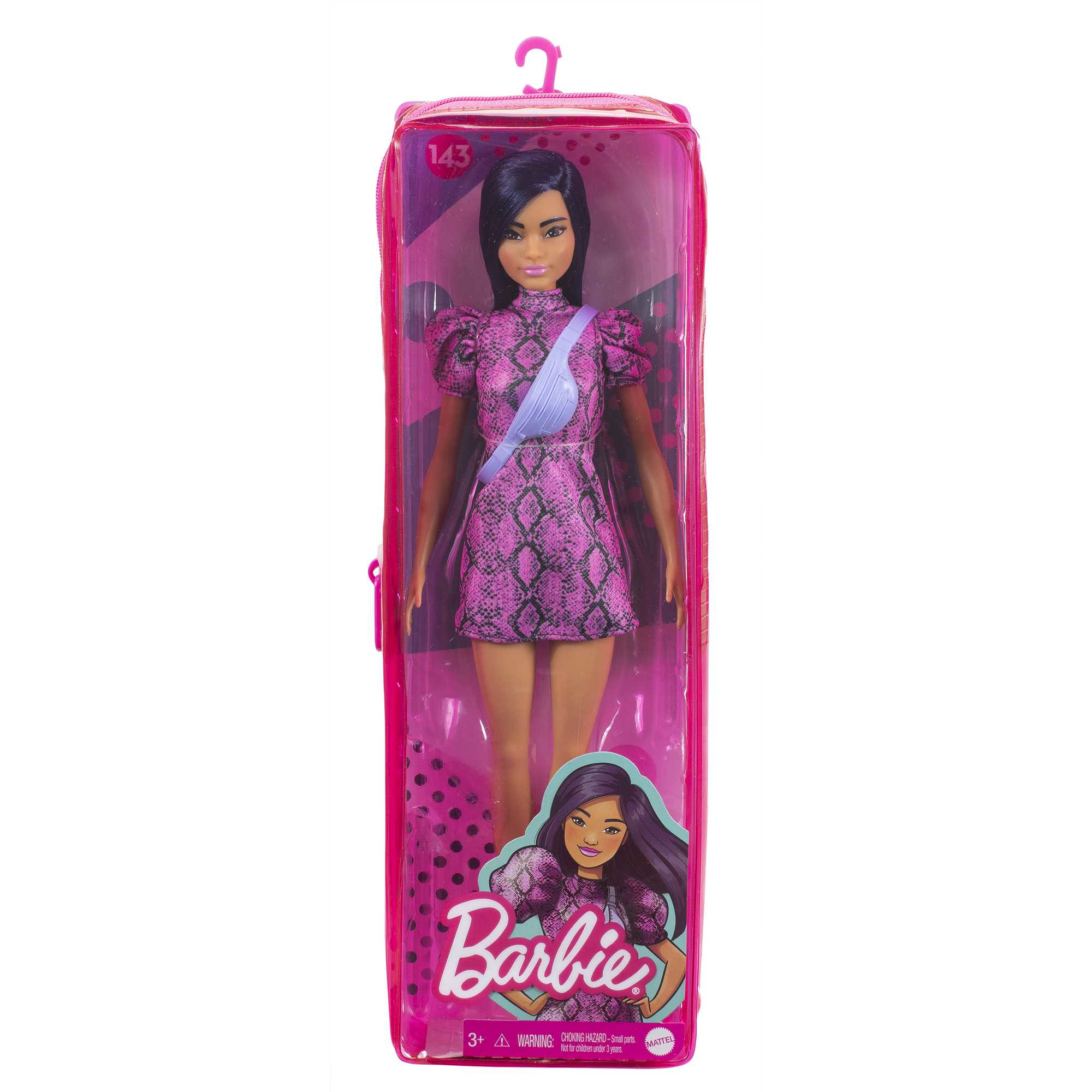 Eine Barbie-Puppe in einem pinkfarbenen Schlangenmusterkleid in einer pinkfarbenen Plastikhülle. Die Puppe hat schwarze Haare und eine Gürteltasche.