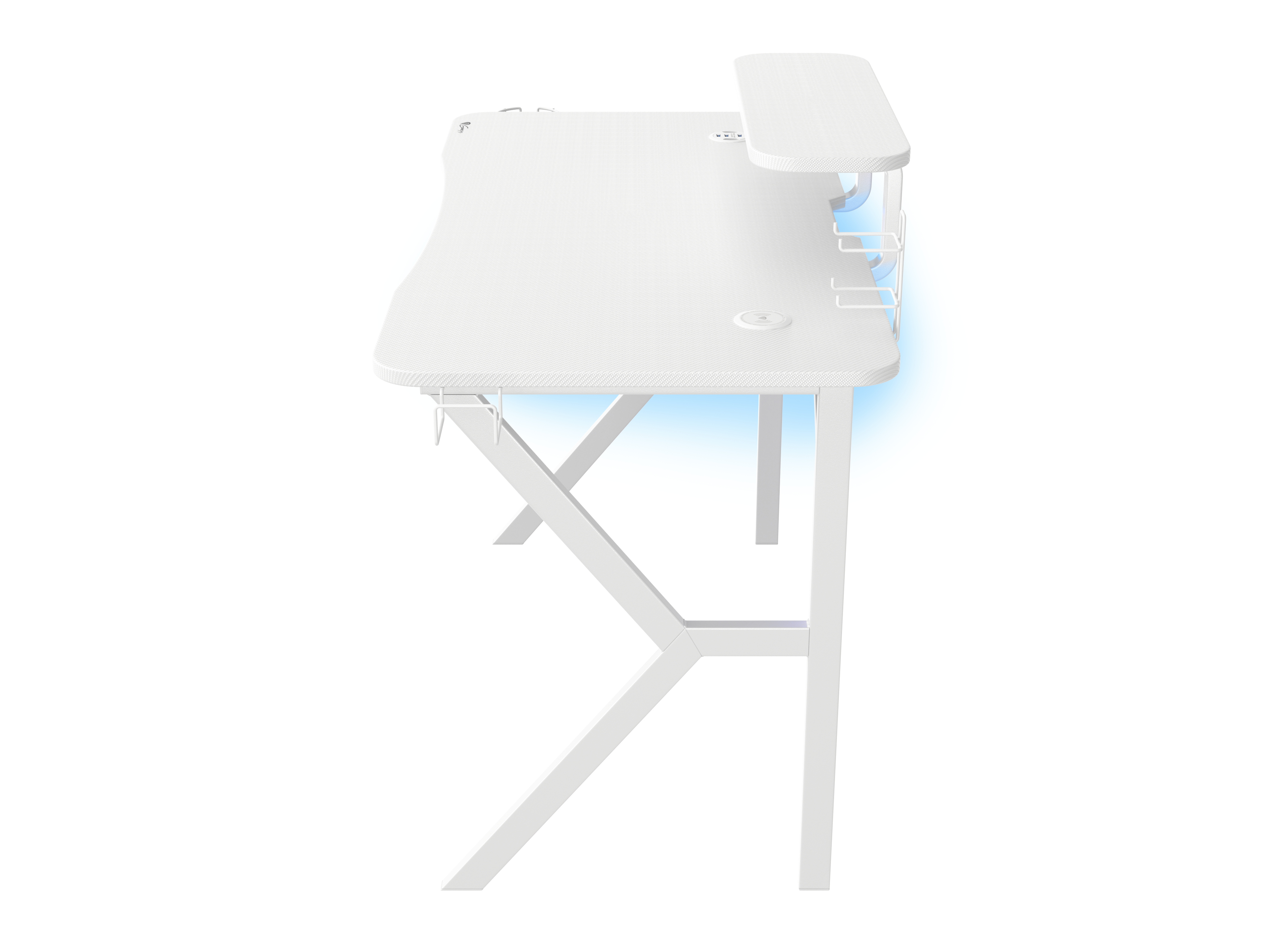 Een witte gamingtafel met blauwe LED-lichtaccenten. Het heeft een plank, haken en een ingebouwde draadloze oplader.