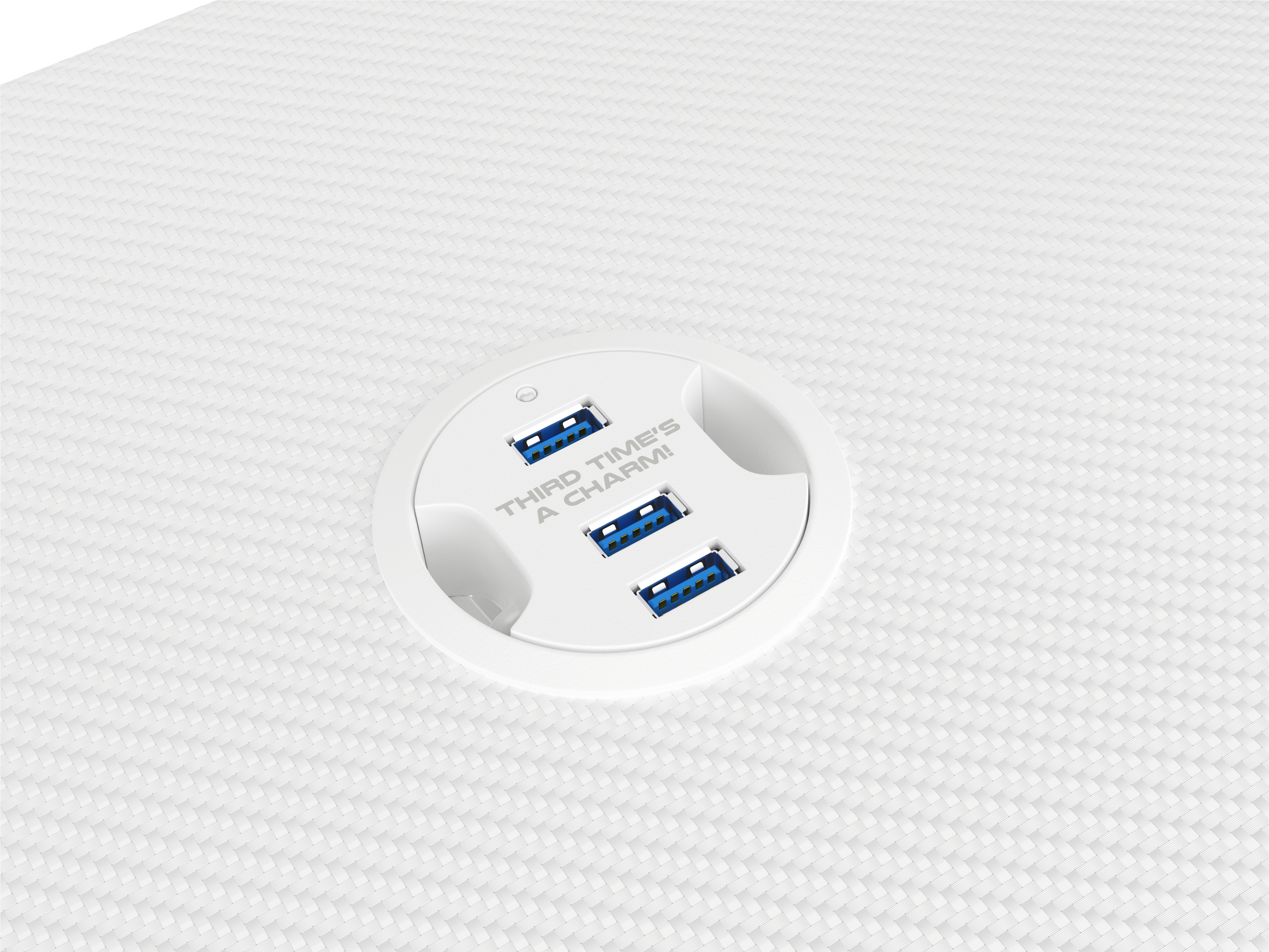 Witte bureau met een USB-hub, met drie blauwe USB-poorten. De hub heeft de tekst 'THIRD TIME'S A CHARM!'