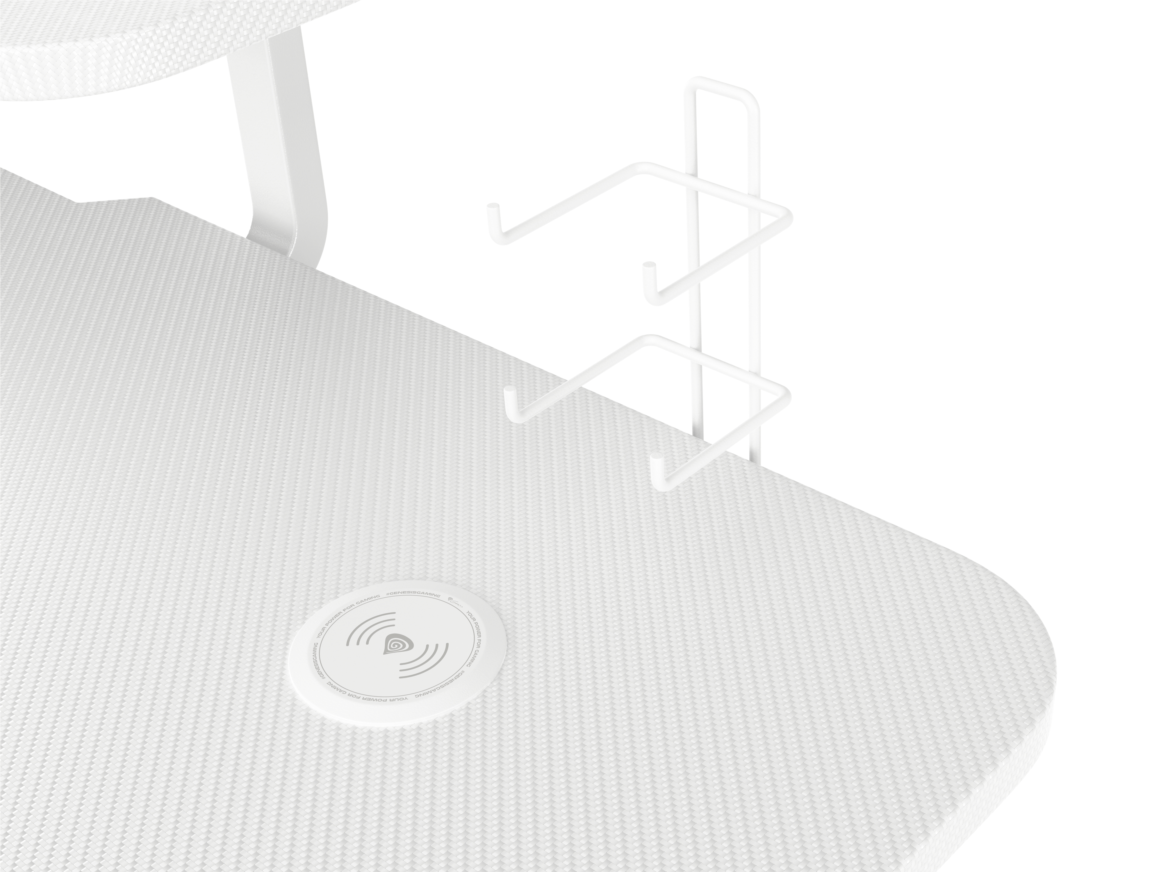 Een witte bureau met een getextureerd oppervlak. Het heeft een draadloze oplader en een witte metalen koptelefoonhouder.