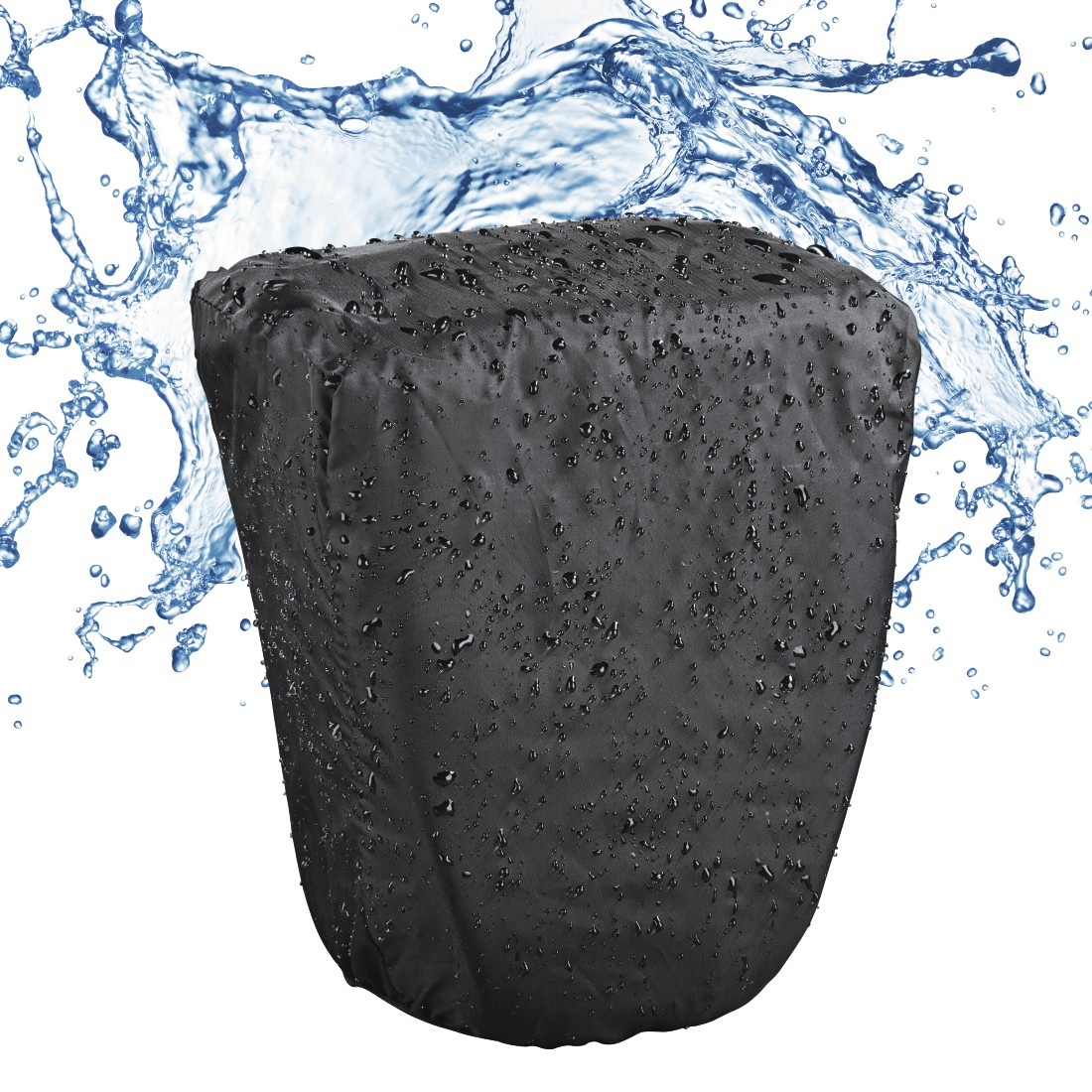 Una copertura nera e bagnata, forse per un oggetto, è mostrata con goccioline d'acqua. Spruzzi d'acqua sullo sfondo. Sfondo bianco.