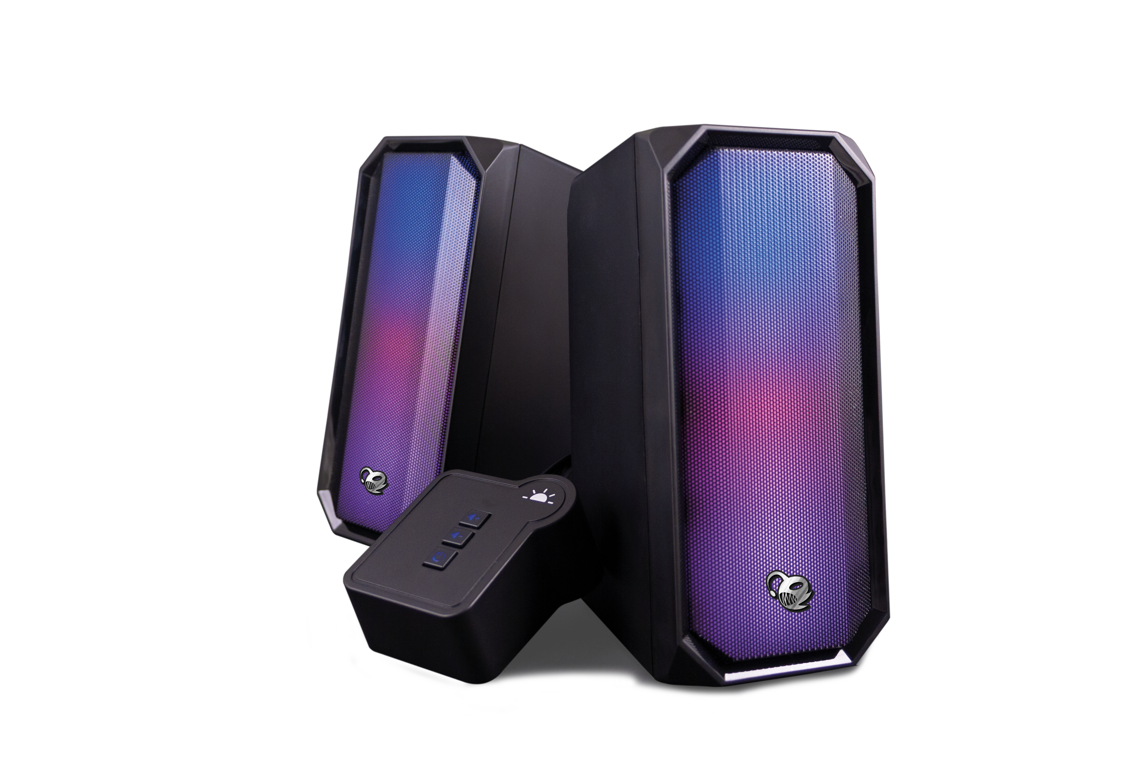 Dos altavoces negros con paneles frontales que cambian de color y un mando a distancia. Los altavoces tienen un logotipo.