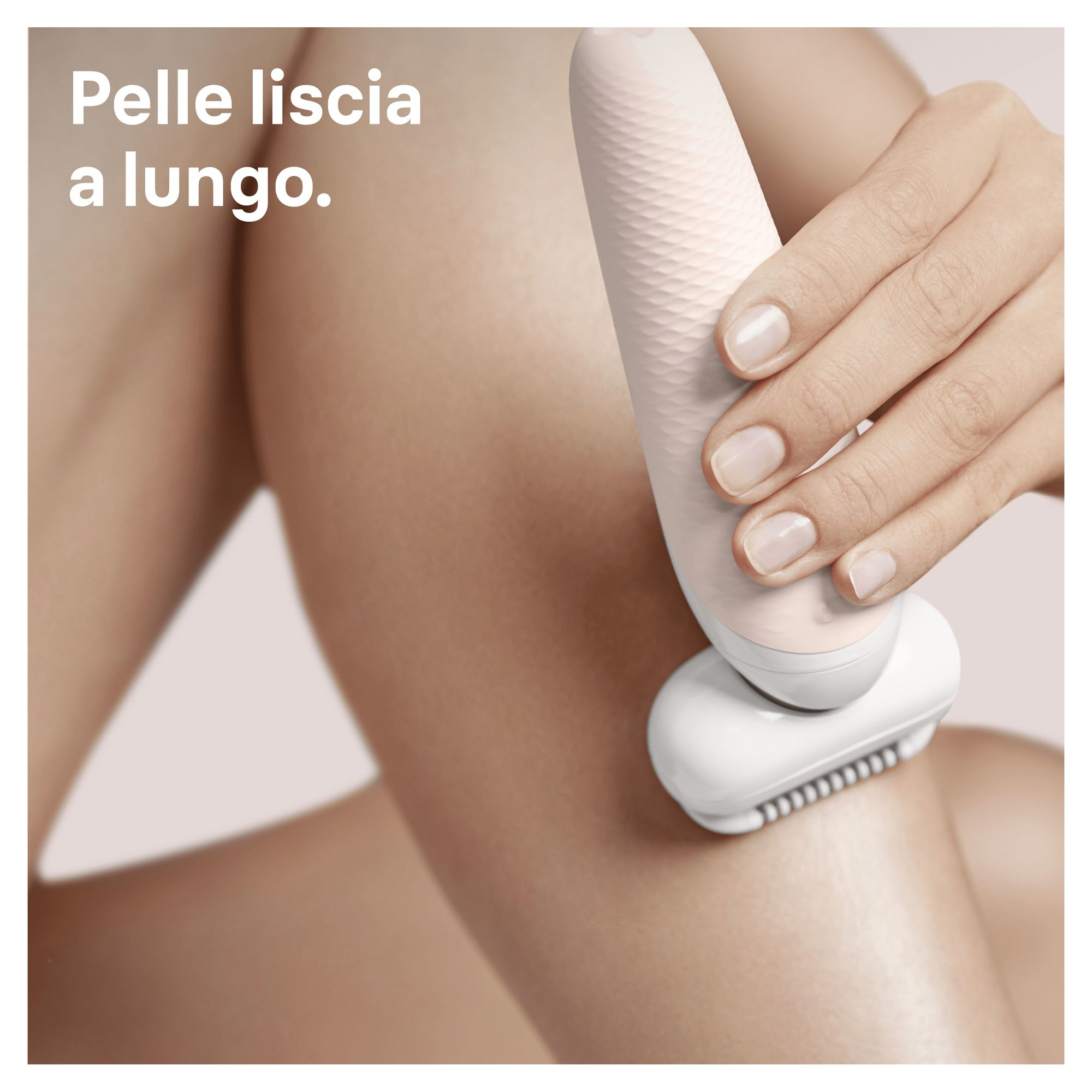 Osoba goli nogę elektrycznym depilatorem. Urządzenie jest biało-różowe, a noga ma gładką skórę.