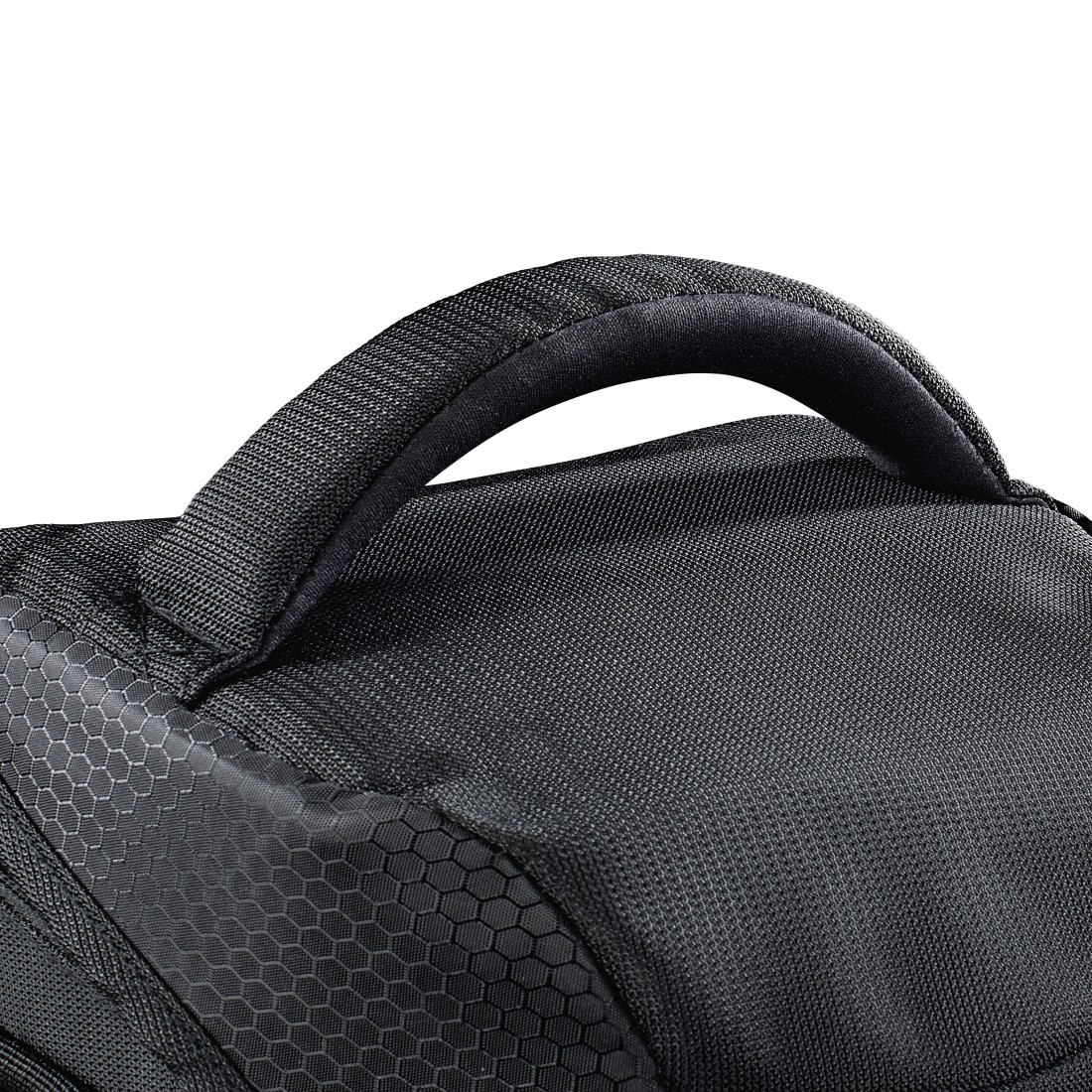 Nahaufnahme einer schwarzen Tasche. Der gepolsterte Griff wölbt sich über die Oberseite. Die Tasche hat eine strukturierte Oberfläche mit Wabenmuster.