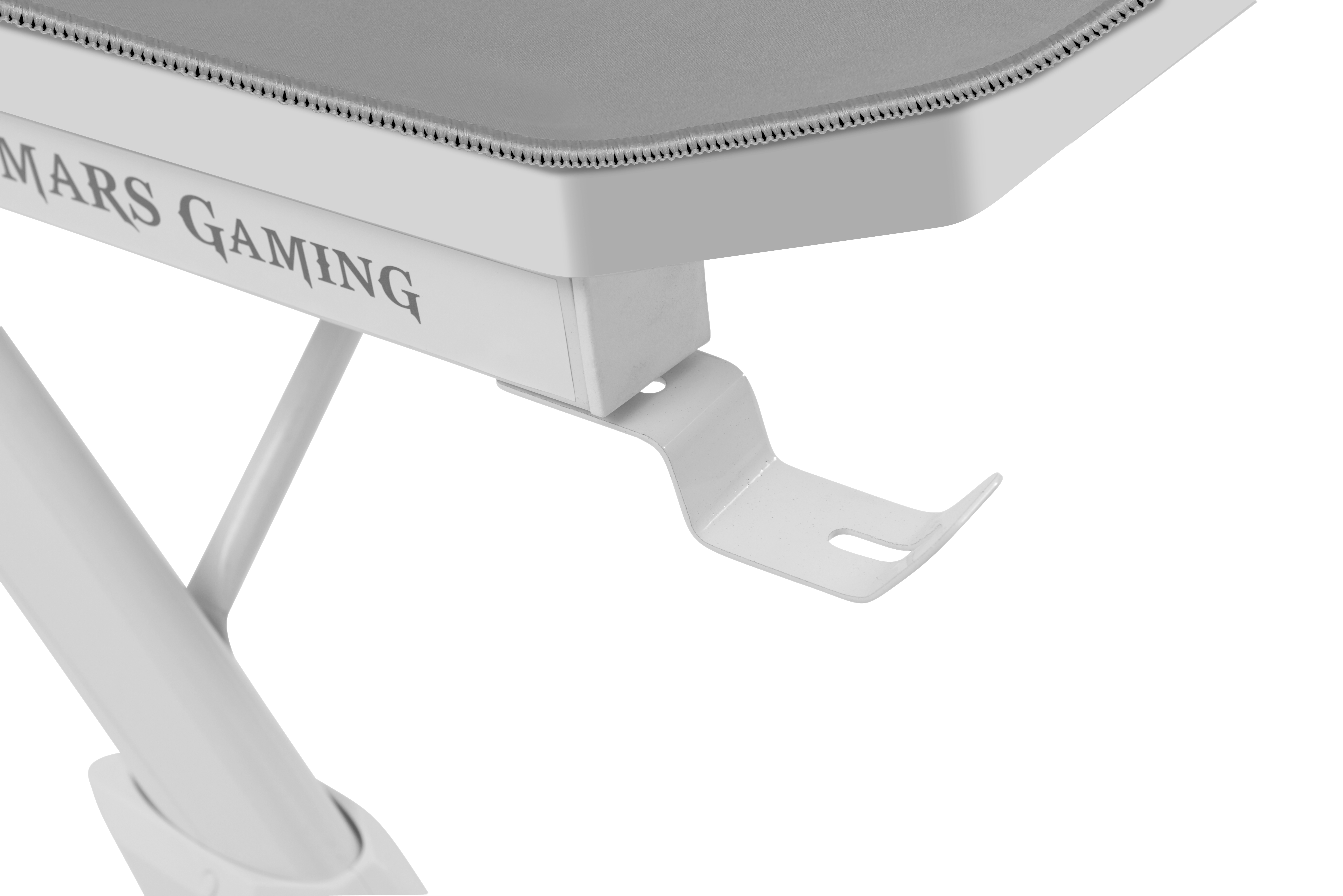 Un escritorio de juegos blanco con las palabras MARS GAMING. Una almohadilla gris en la parte superior.
