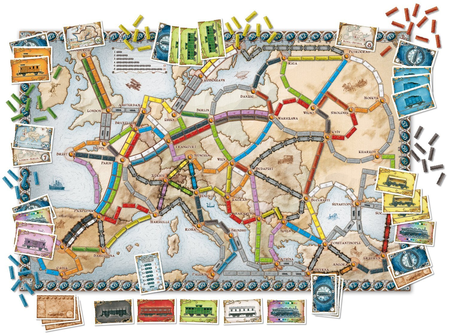 Gioco da tavolo dell'Europa con percorsi ferroviari. Carte e pezzi del treno sparsi.