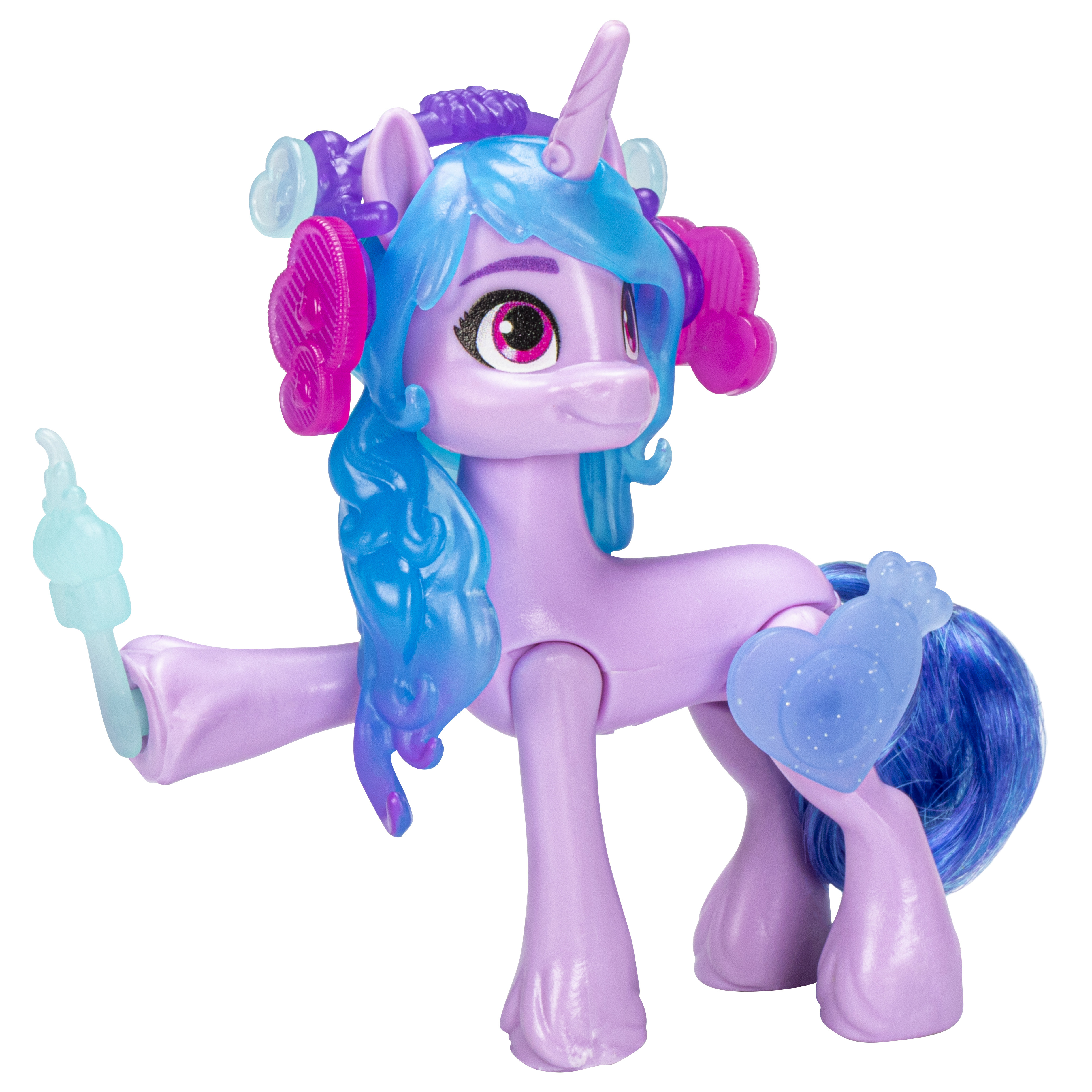 Un giocattolo unicorno viola con capelli e accessori blu. Ha un corno ed è in posa giocosa.