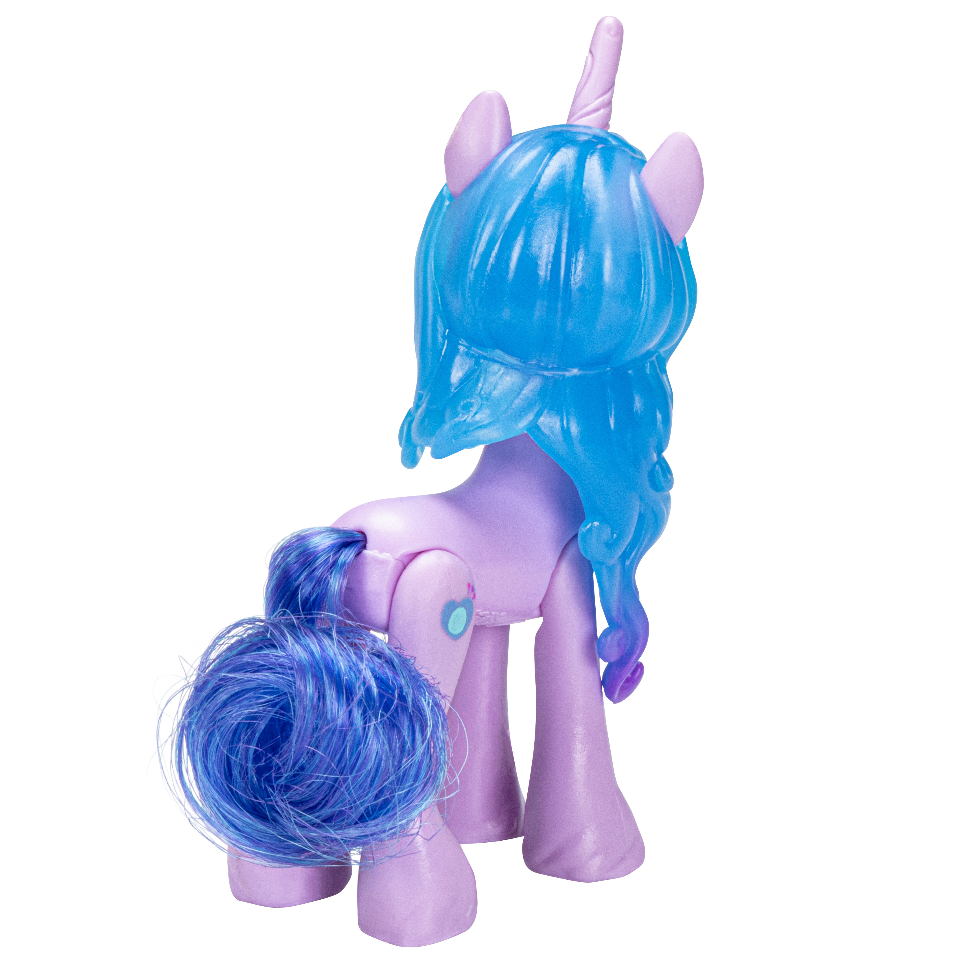Un giocattolo unicorno viola con capelli e coda blu, in piedi su una superficie bianca. L'unicorno ha un corno e le ali.