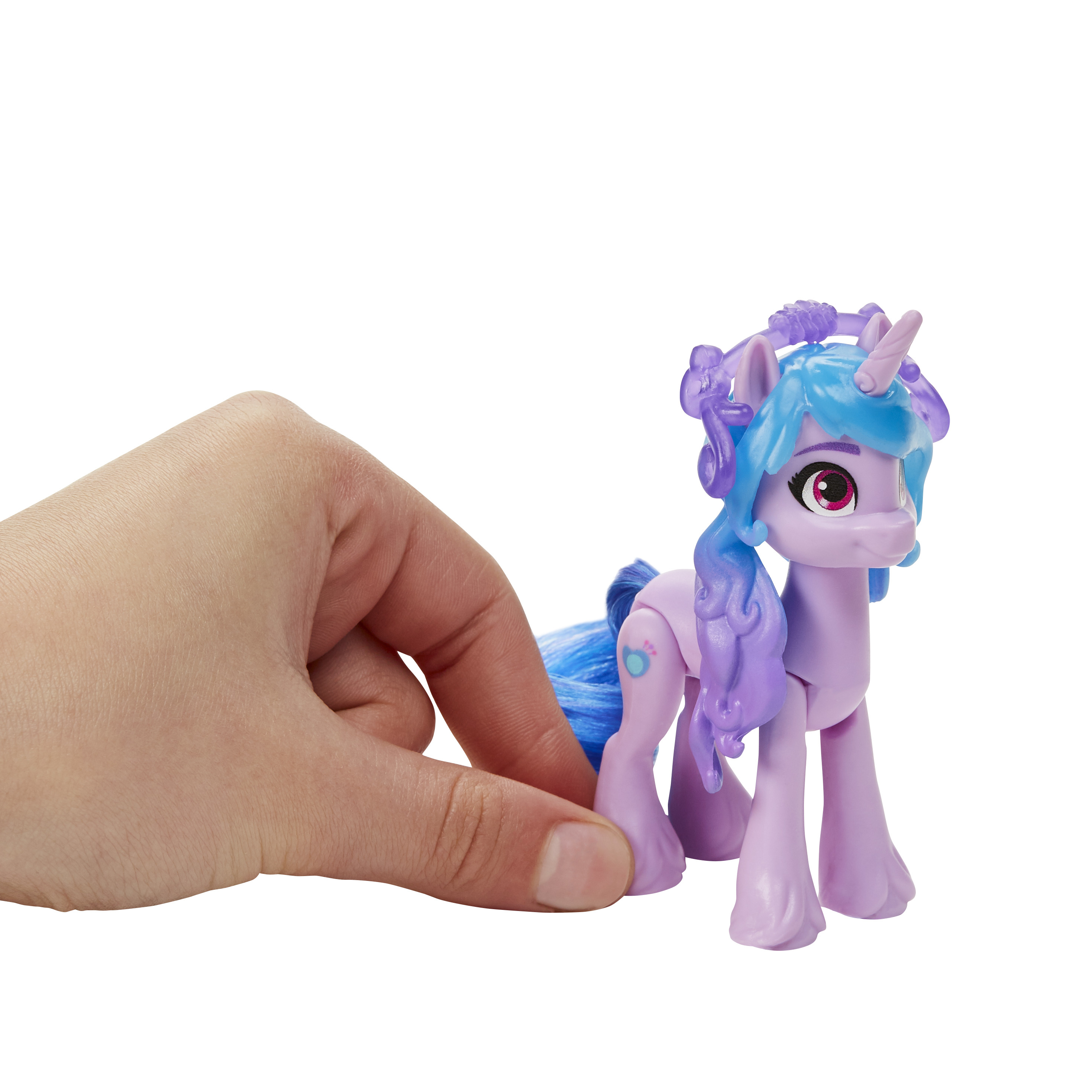 Una mano tiene un giocattolo My Little Pony viola con capelli blu e un corno, su sfondo bianco.