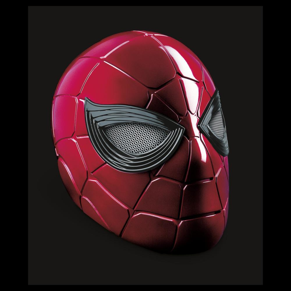 Una máscara roja de Spider-Man se muestra sobre un fondo negro. La máscara tiene patrones de telaraña, marcos de ojos negros y lentes de malla.