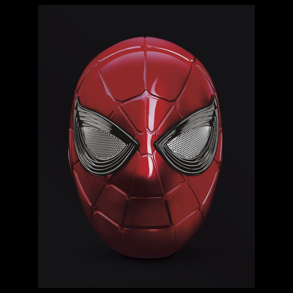Primer plano de una máscara de Spiderman. Es roja con contornos negros y ojos de malla blanca sobre un fondo negro.