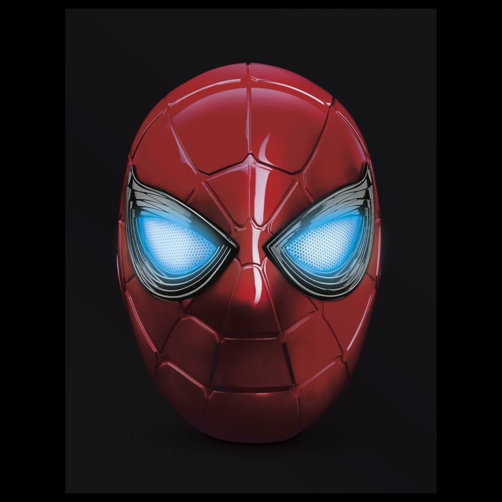 Primer plano de una máscara roja de Spider-Man con ojos azules brillantes, sobre un fondo negro. La máscara tiene un diseño de telaraña.