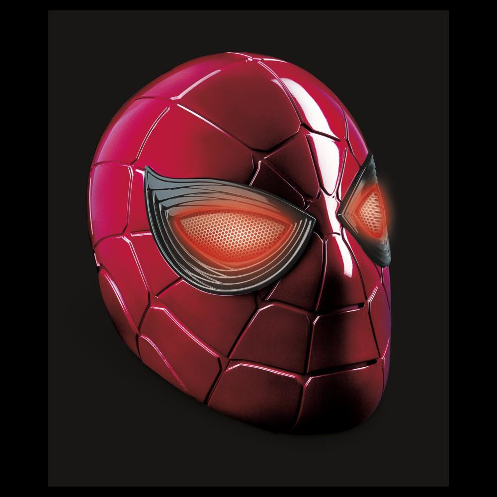 Una máscara roja de Spider-Man con ojos rojos brillantes. La máscara tiene detalles de telaraña y está sobre un fondo negro.