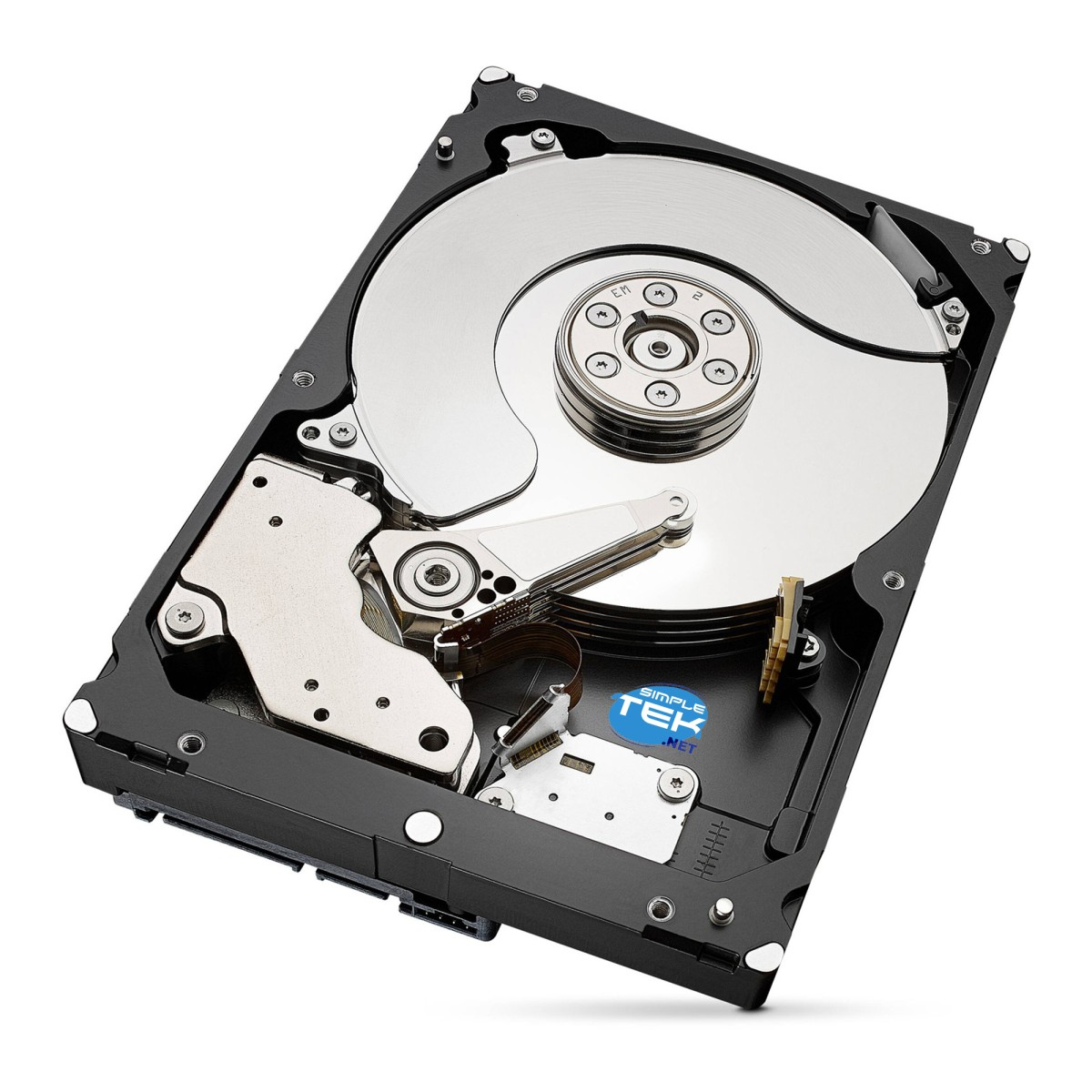 Otwarty dysk twardy z błyszczącym metalowym dyskiem, elementami mechanicznymi i czarną podstawą. Widoczne logo SimpleTek.