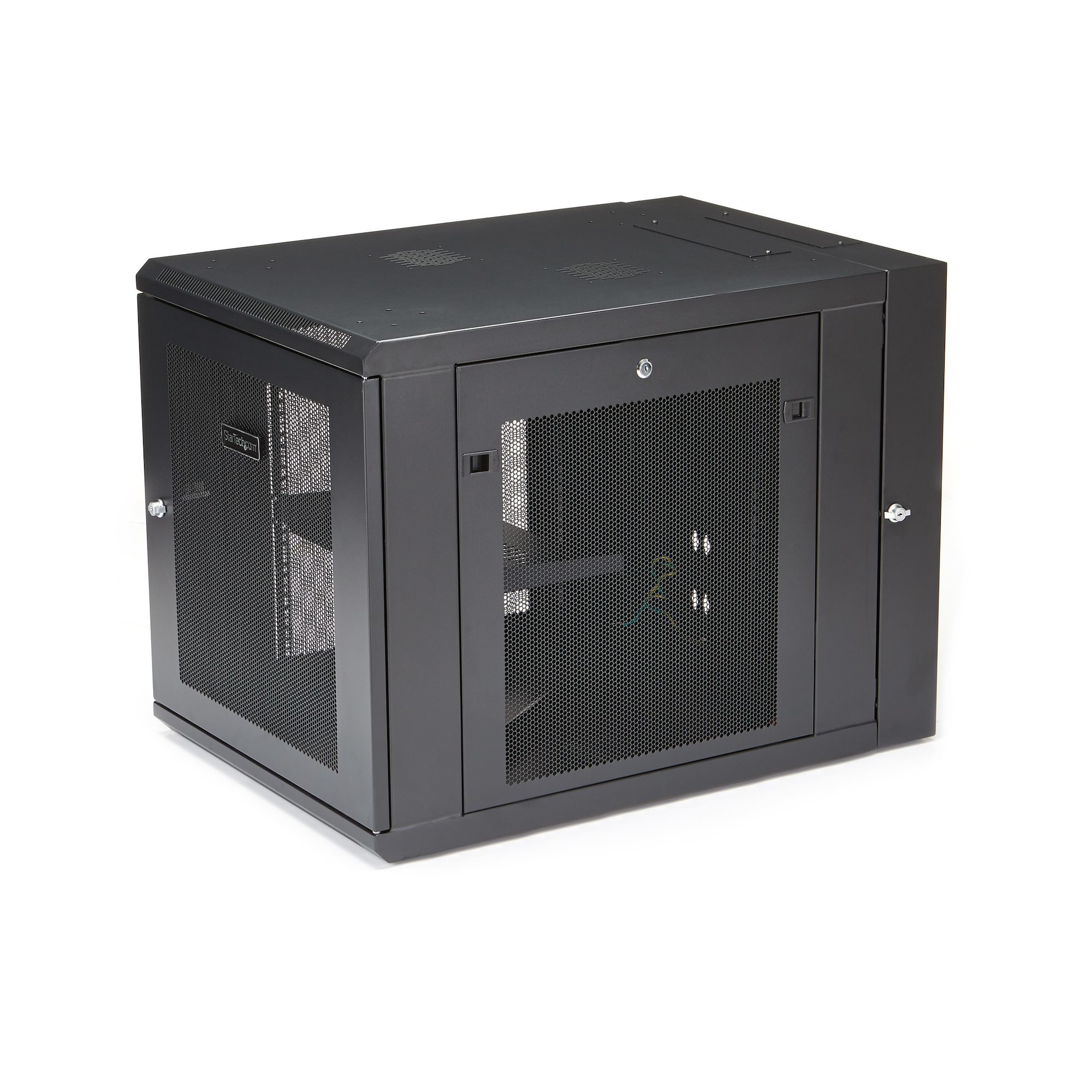 Un armario rack de servidor negro con puerta y paneles laterales de malla, sobre fondo blanco. Tiene una cerradura.