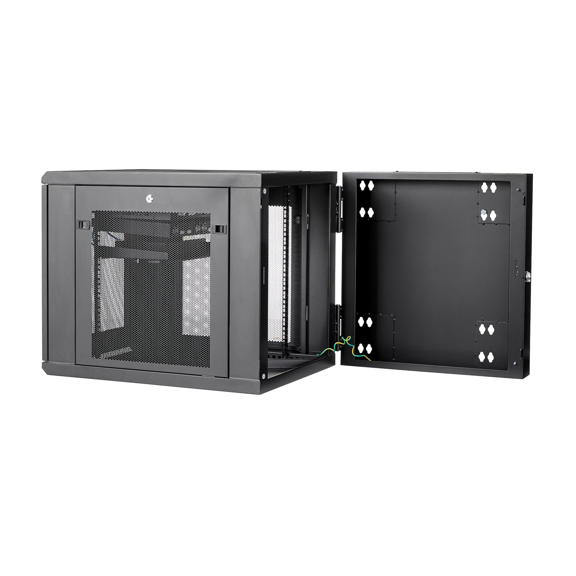 Un armario de rack de servidor negro con una puerta abierta. Tiene una parte frontal de malla y componentes internos visibles.
