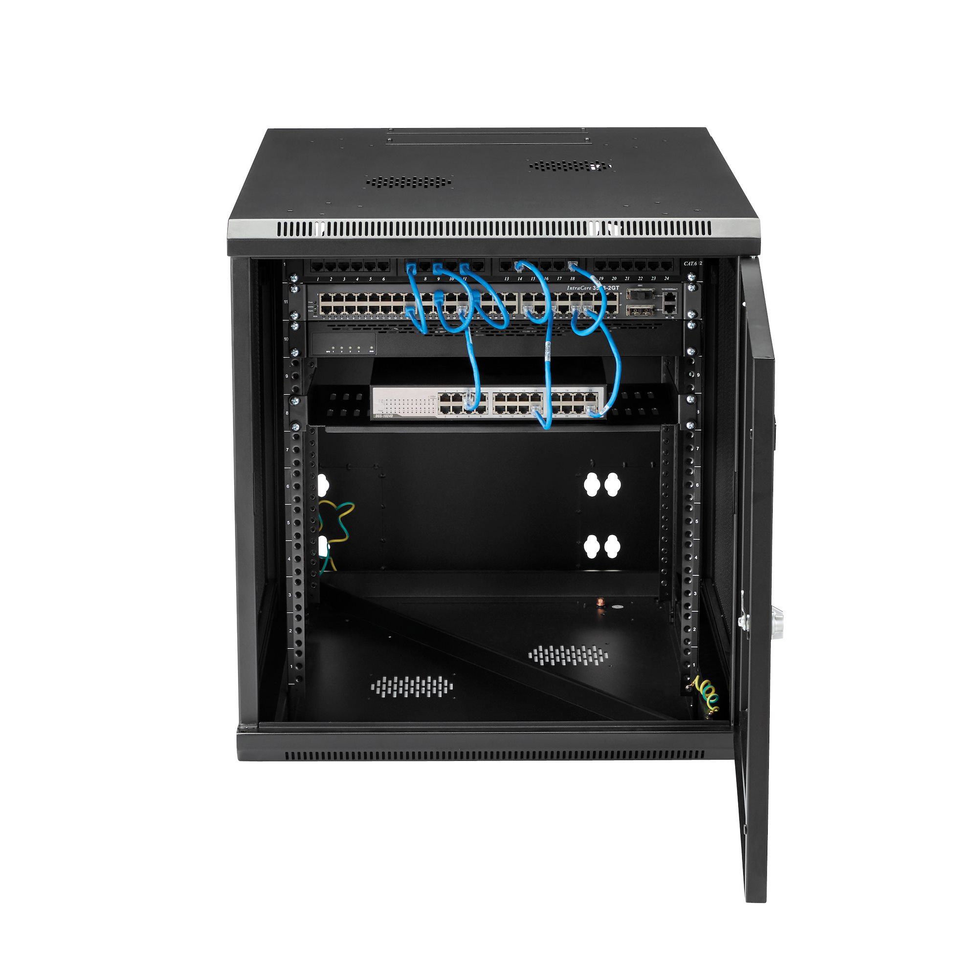 Un armario rack de servidor negro, abierto. Dentro hay conmutadores de red, cables azules y otros equipos de red.
