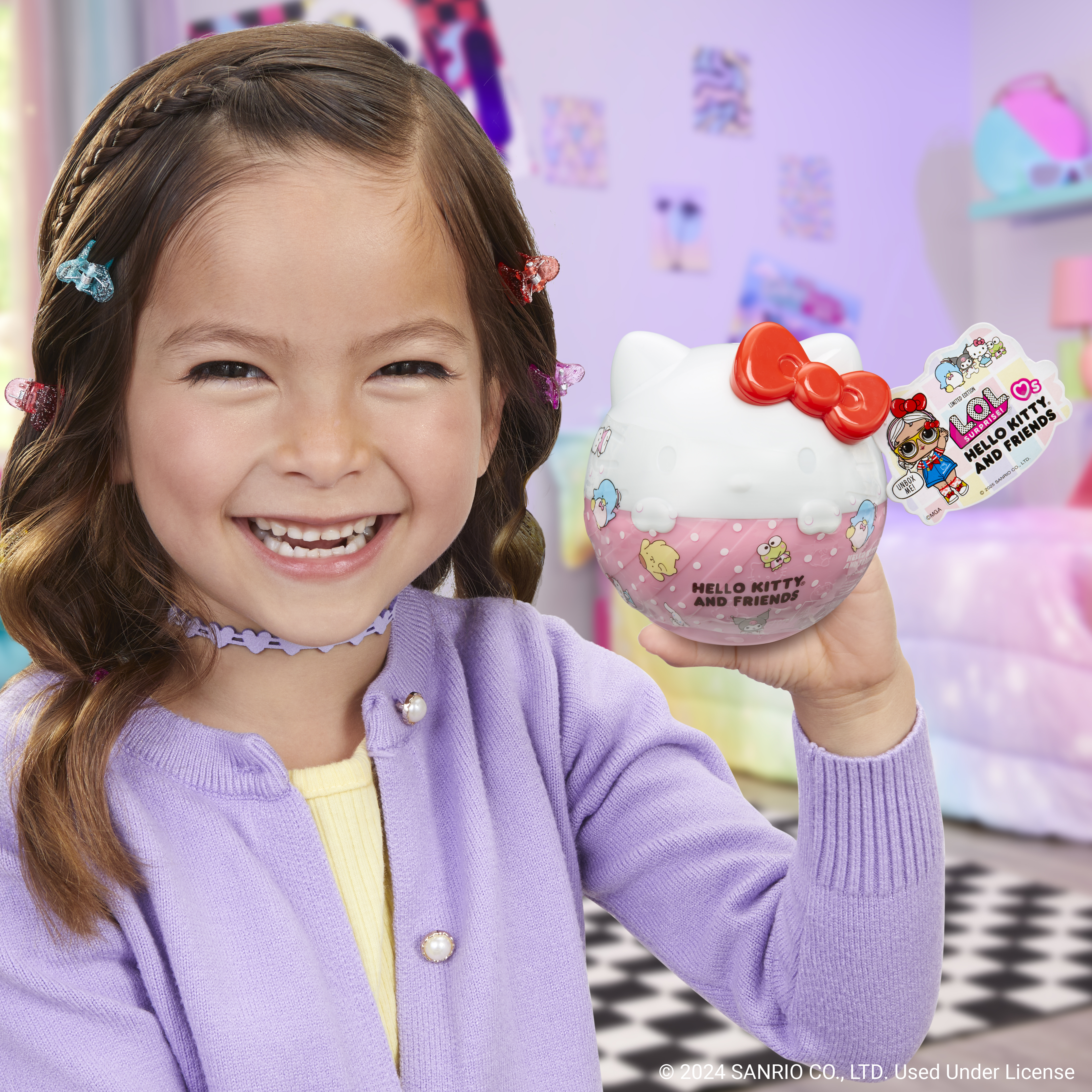 Dziewczyna uśmiecha się, trzymając zabawkę Hello Kitty. Ma na sobie fioletowy sweter, choker i ma splecione włosy.