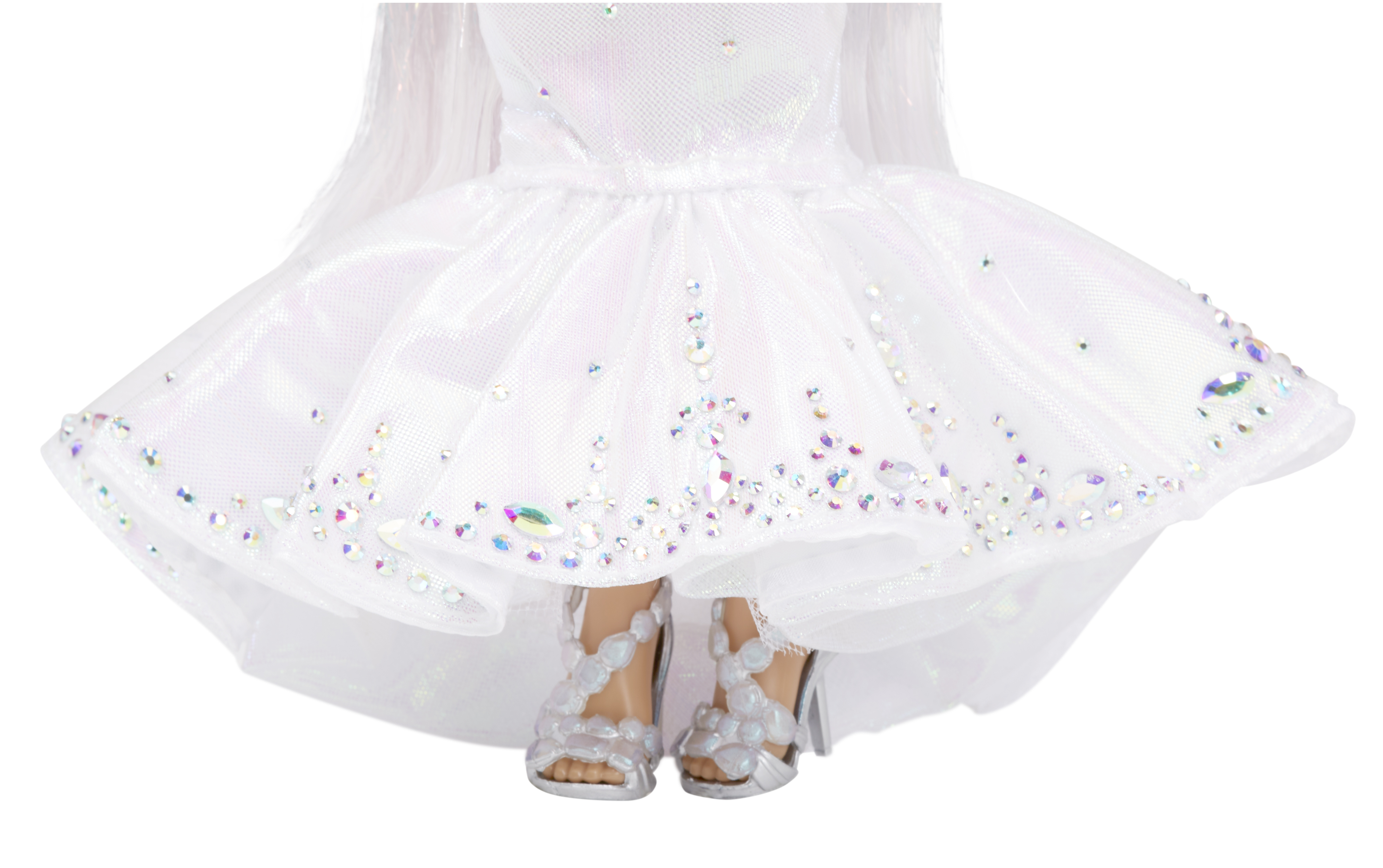 Lalka w białej sukni z iryzującymi klejnotami i srebrnymi obcasami. Suknia rozszerza się, pokazując buty.