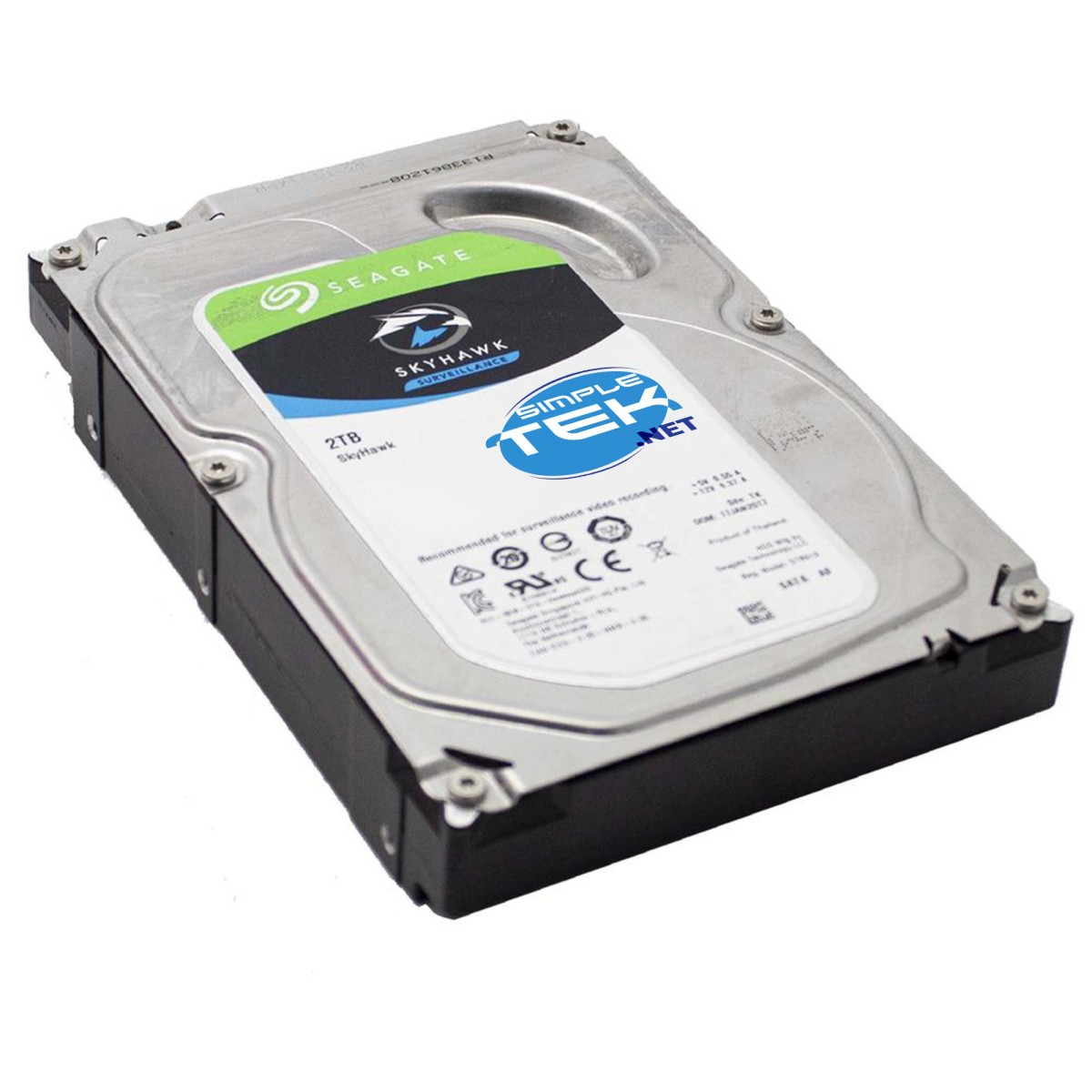 Dysk twardy Seagate Skyhawk 2TB na białej powierzchni. Ma czarną podstawę i srebrną górę z logo i tekstem.