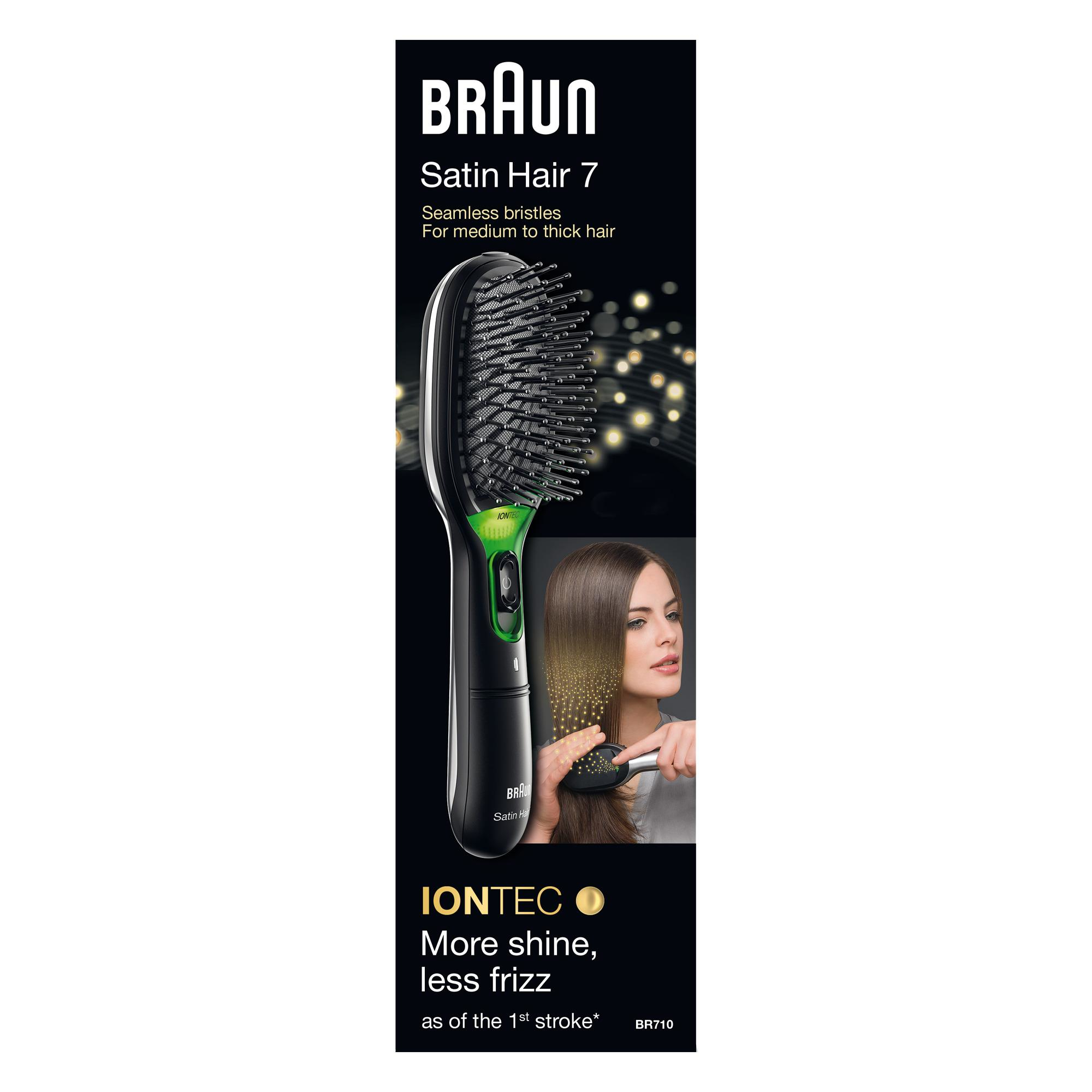 Schwarze Braun Satin Hair 7 Bürste. Eine Frau benutzt sie für ihr Haar. Die Werbung verspricht mehr Glanz und weniger Frizz.