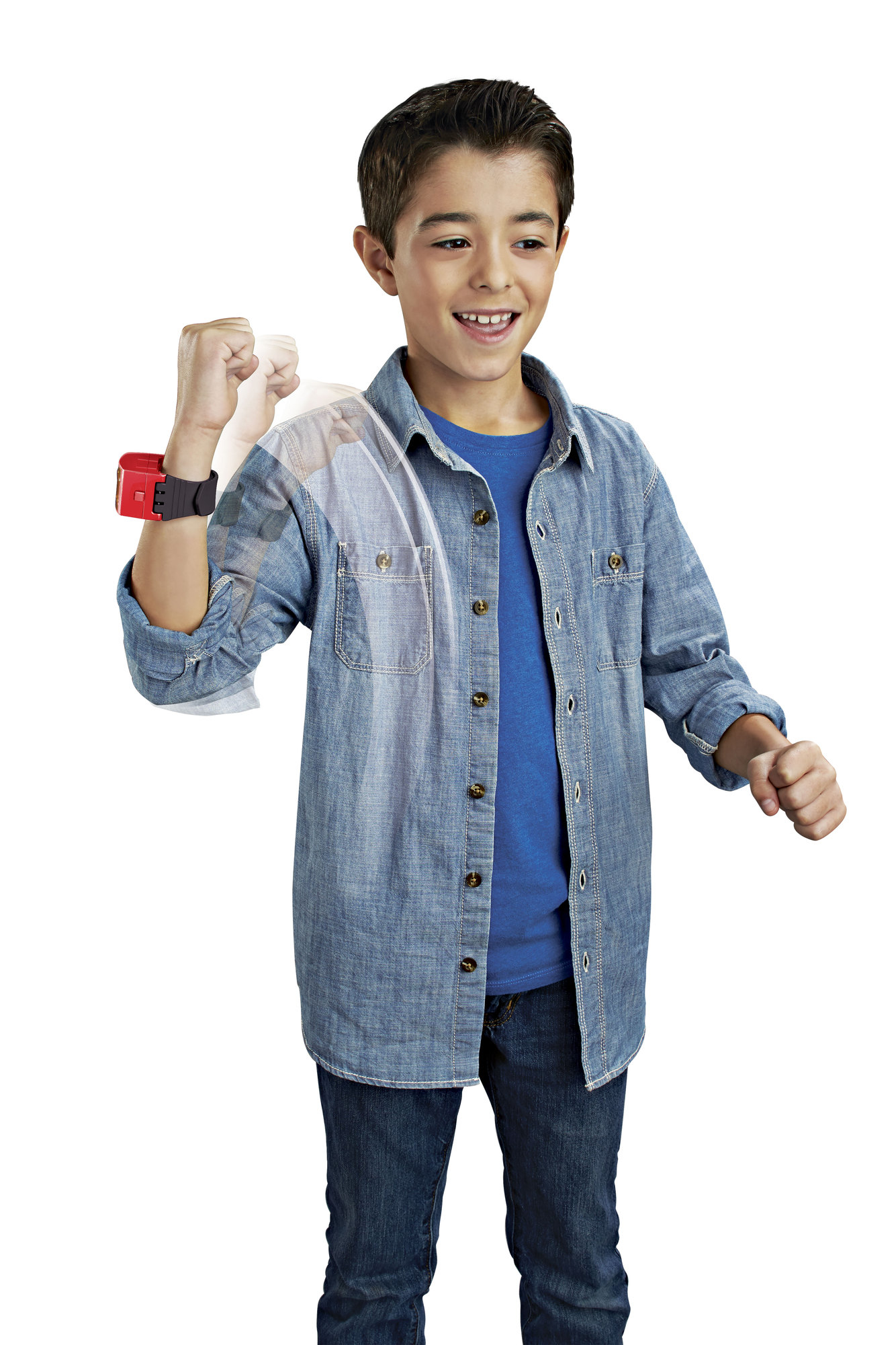 Chłopiec uśmiecha się, ubrany w niebieską koszulę i dżinsy. Ma na nadgarstku czerwone urządzenie, zadające cios. Linie ruchu pokazują uderzenie.