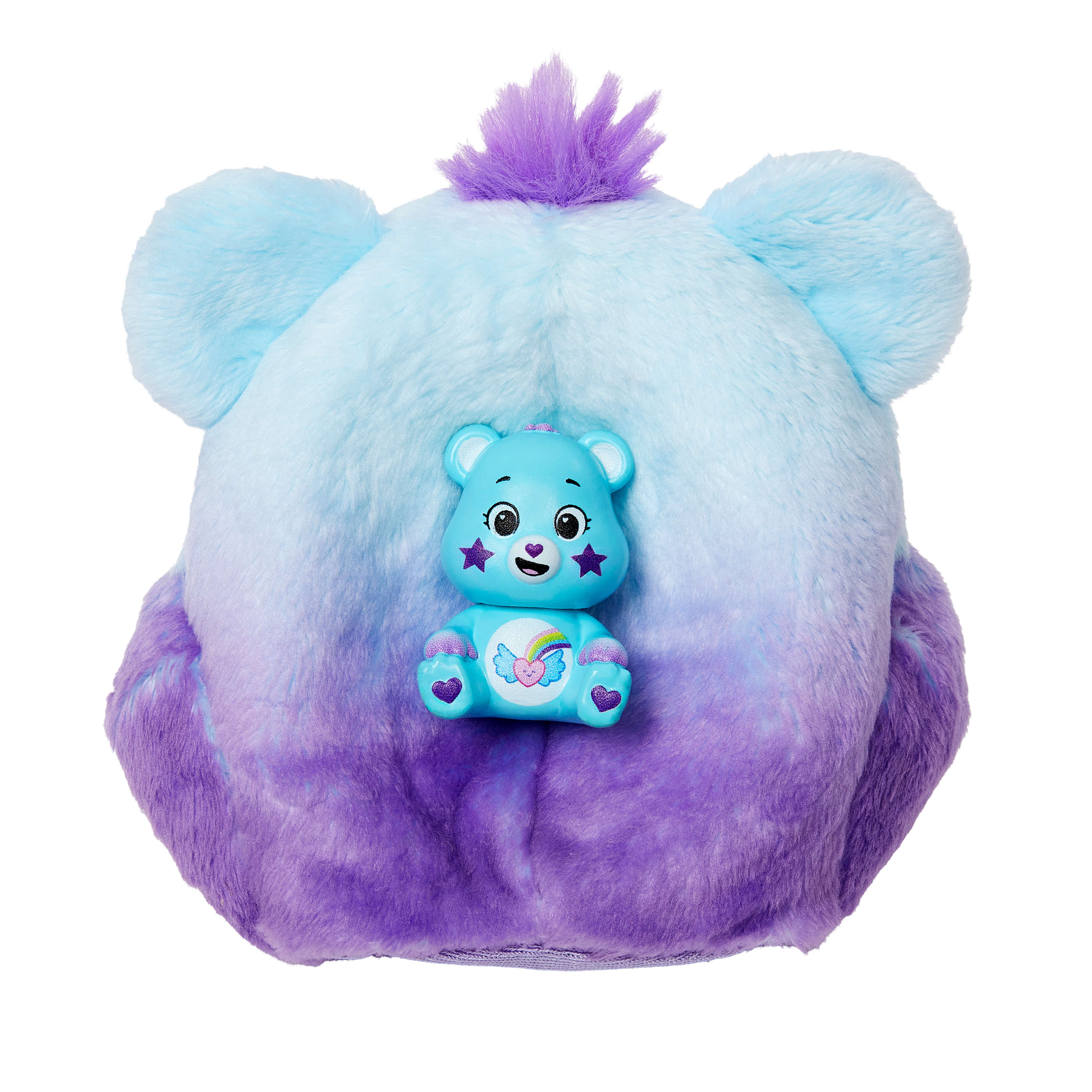 Ein blaues Care Bear-Spielzeug mit Sternaufklebern und einem Regenbogen sitzt auf einem blau-lila Plüschbären.