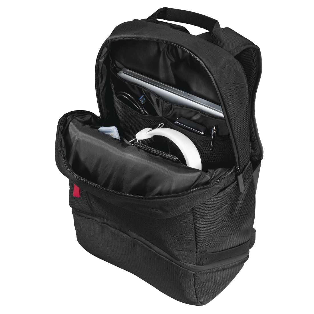 Otwarty czarny plecak z laptopem, słuchawkami, długopisami i innymi przedmiotami w środku. Czerwony akcent na przedniej kieszeni.