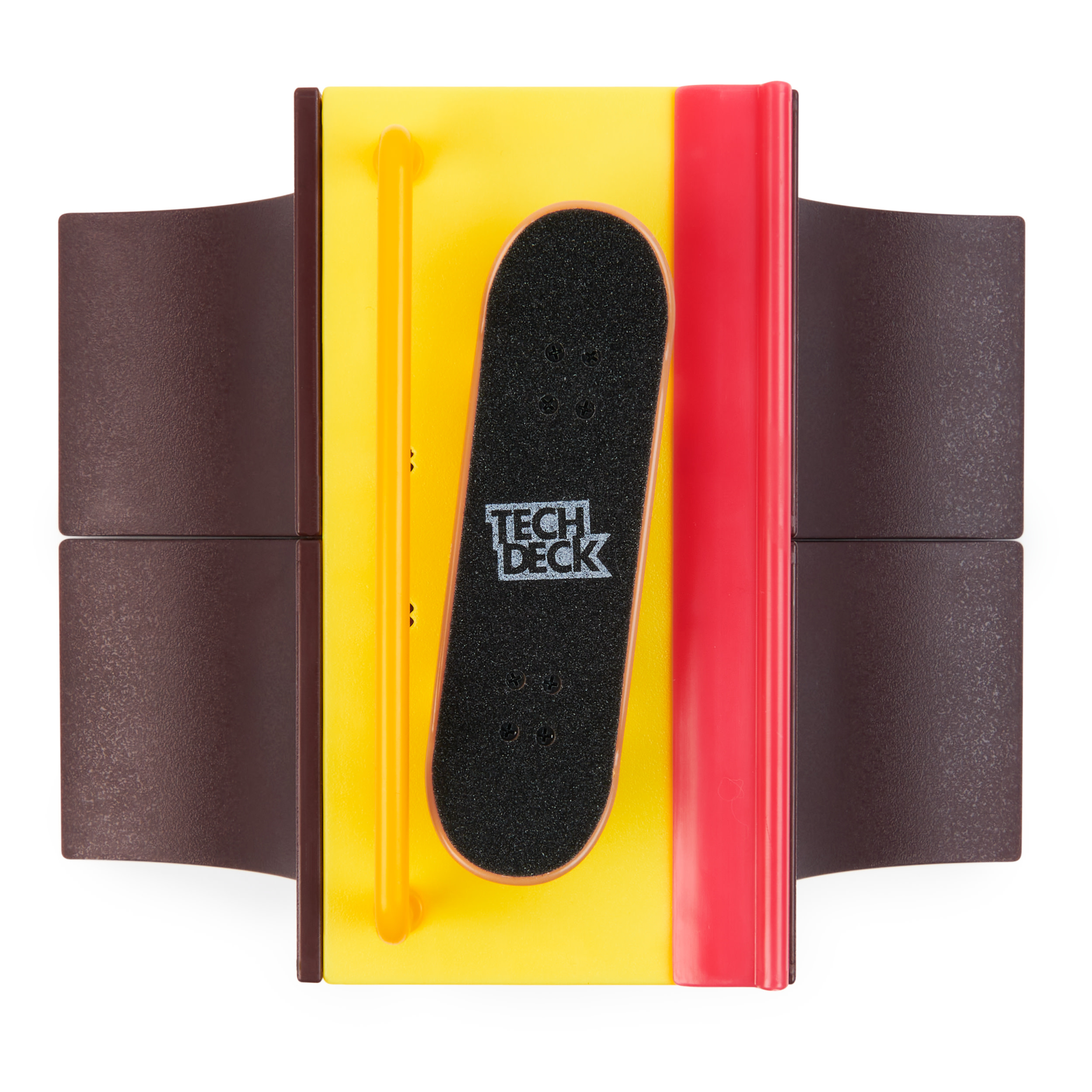 Un monopatín Tech Deck en una rampa amarilla y roja. Piezas laterales marrones a ambos lados.